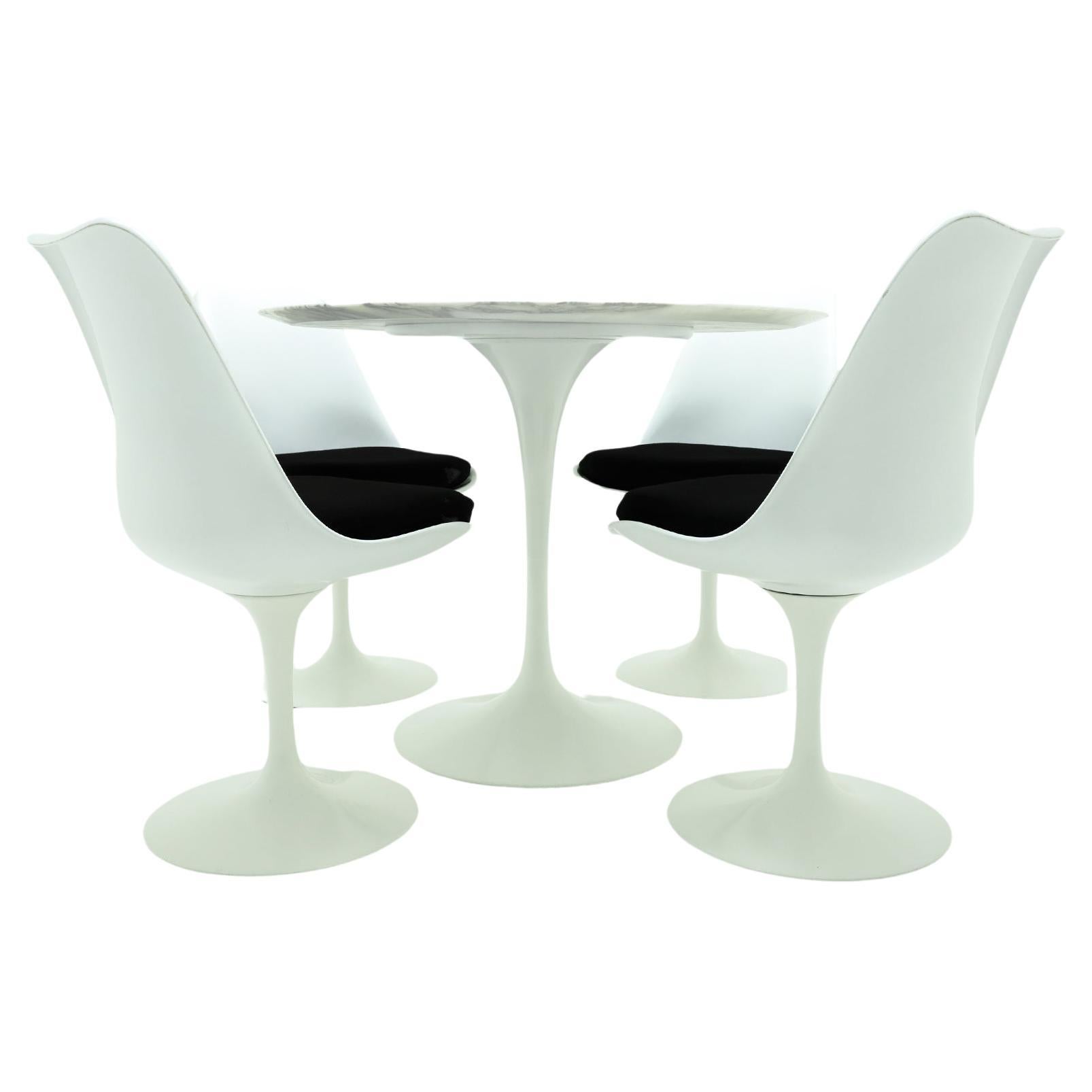 White Knoll, Saarinen Calacatta marble tulip dining table with 4 matching chairs