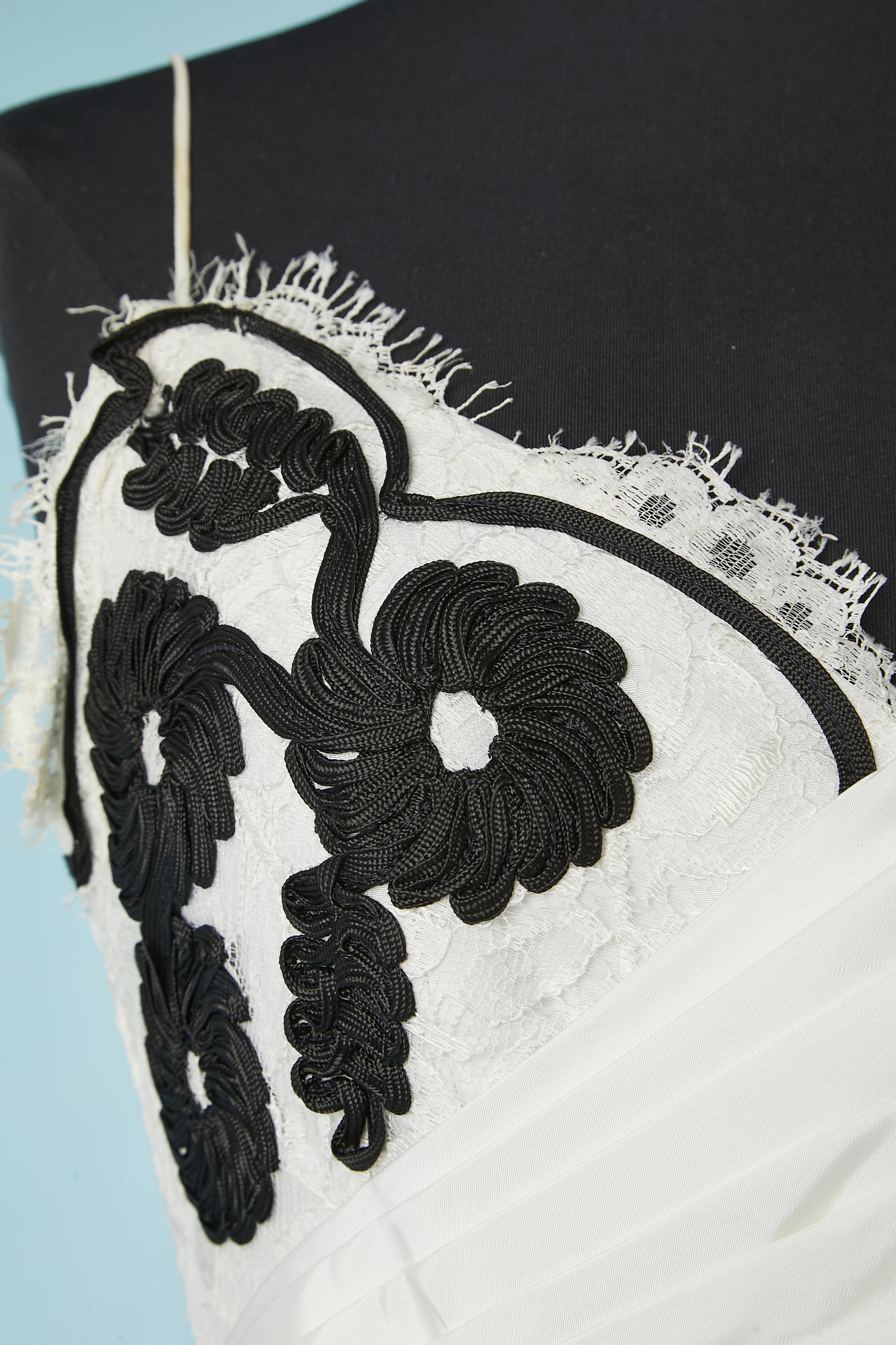 Gris Robe de cocktail en dentelle blanche avec fleurs noires  Victor Costa Lillie Rubin  en vente