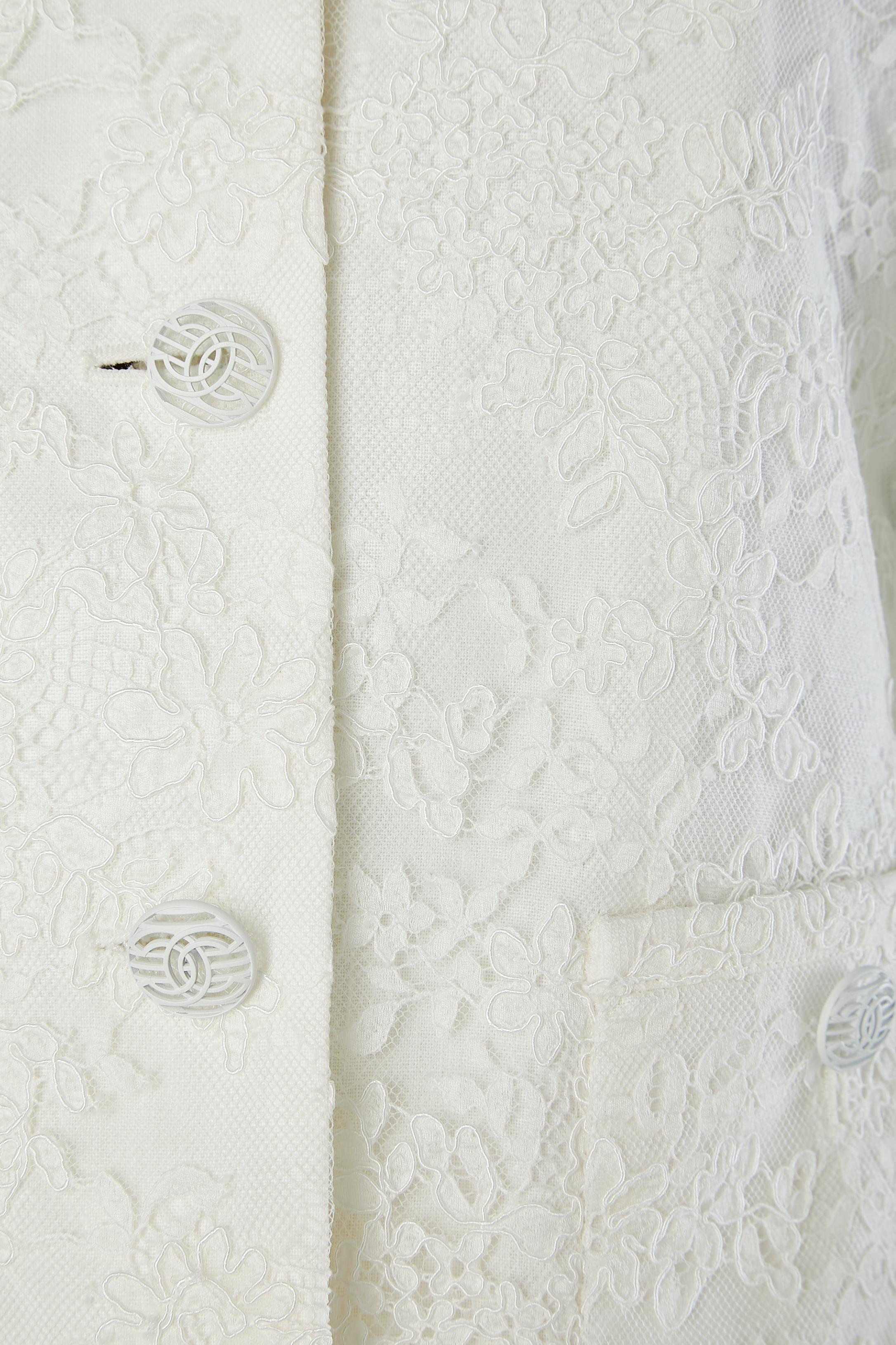 Weißer spitzenbestickter Hochzeitsrock Anzug Chanel Couture  (Grau) im Angebot