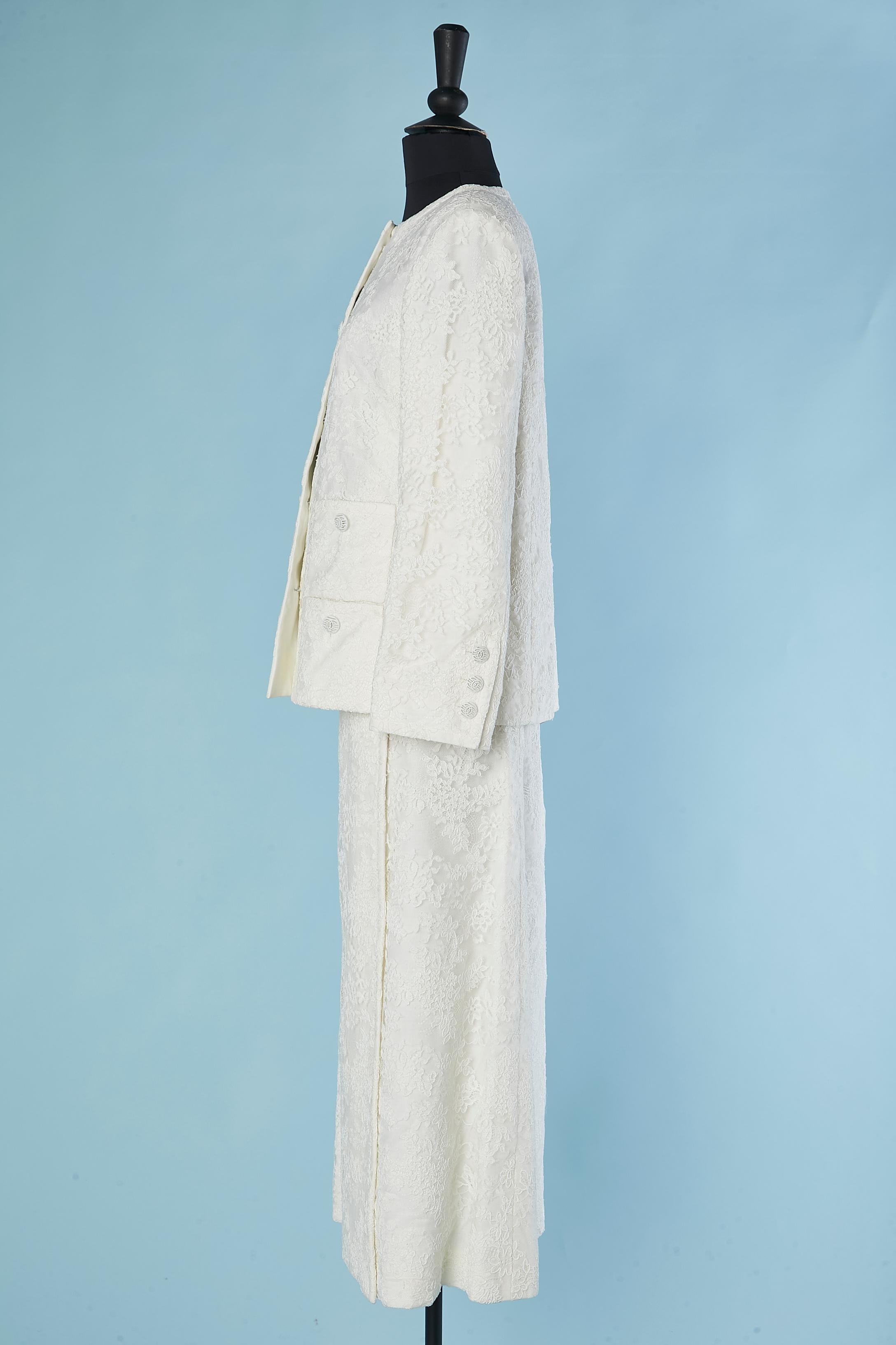 Weißer spitzenbestickter Hochzeitsrock Anzug Chanel Couture  im Angebot 3