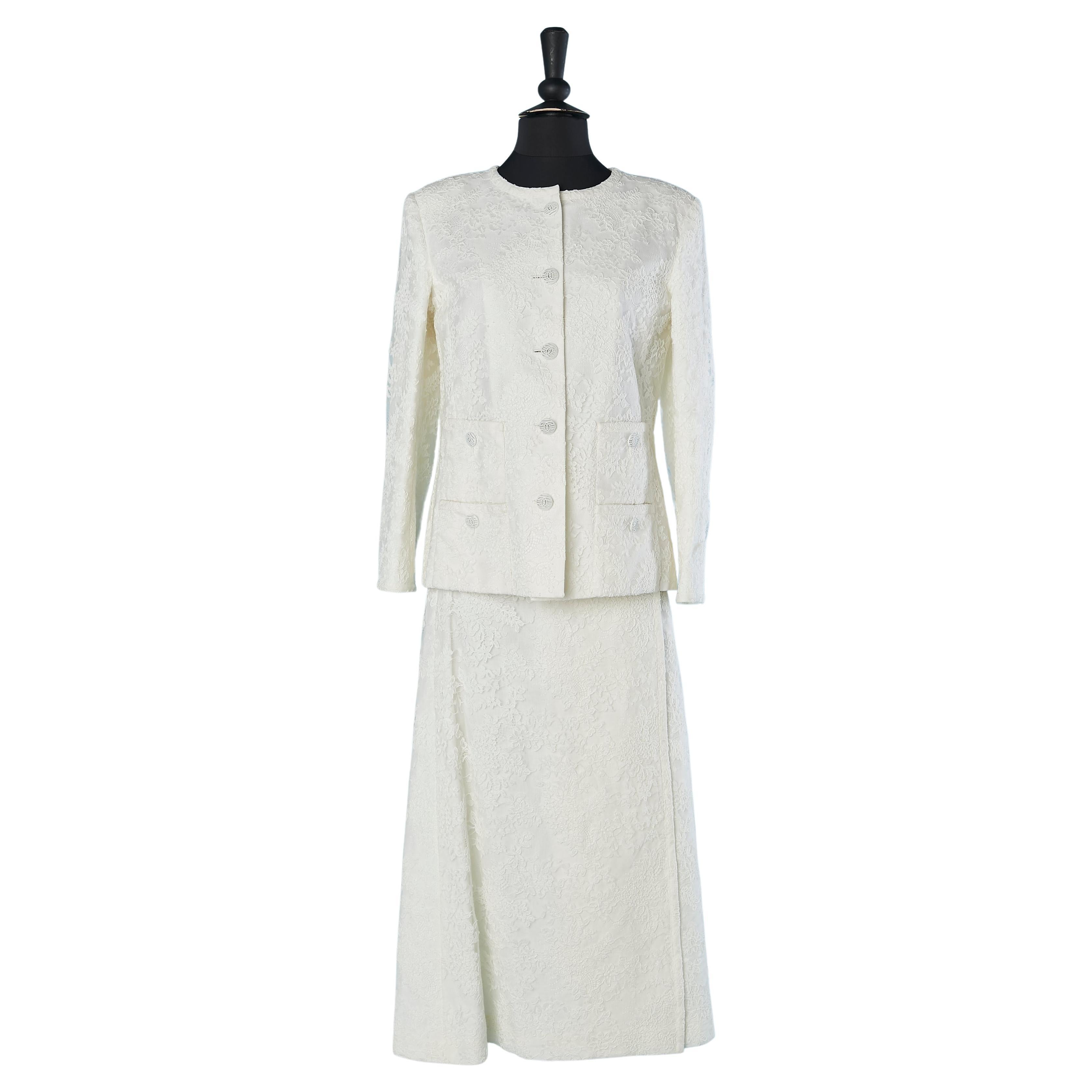 Weißer spitzenbestickter Hochzeitsrock Anzug Chanel Couture  im Angebot