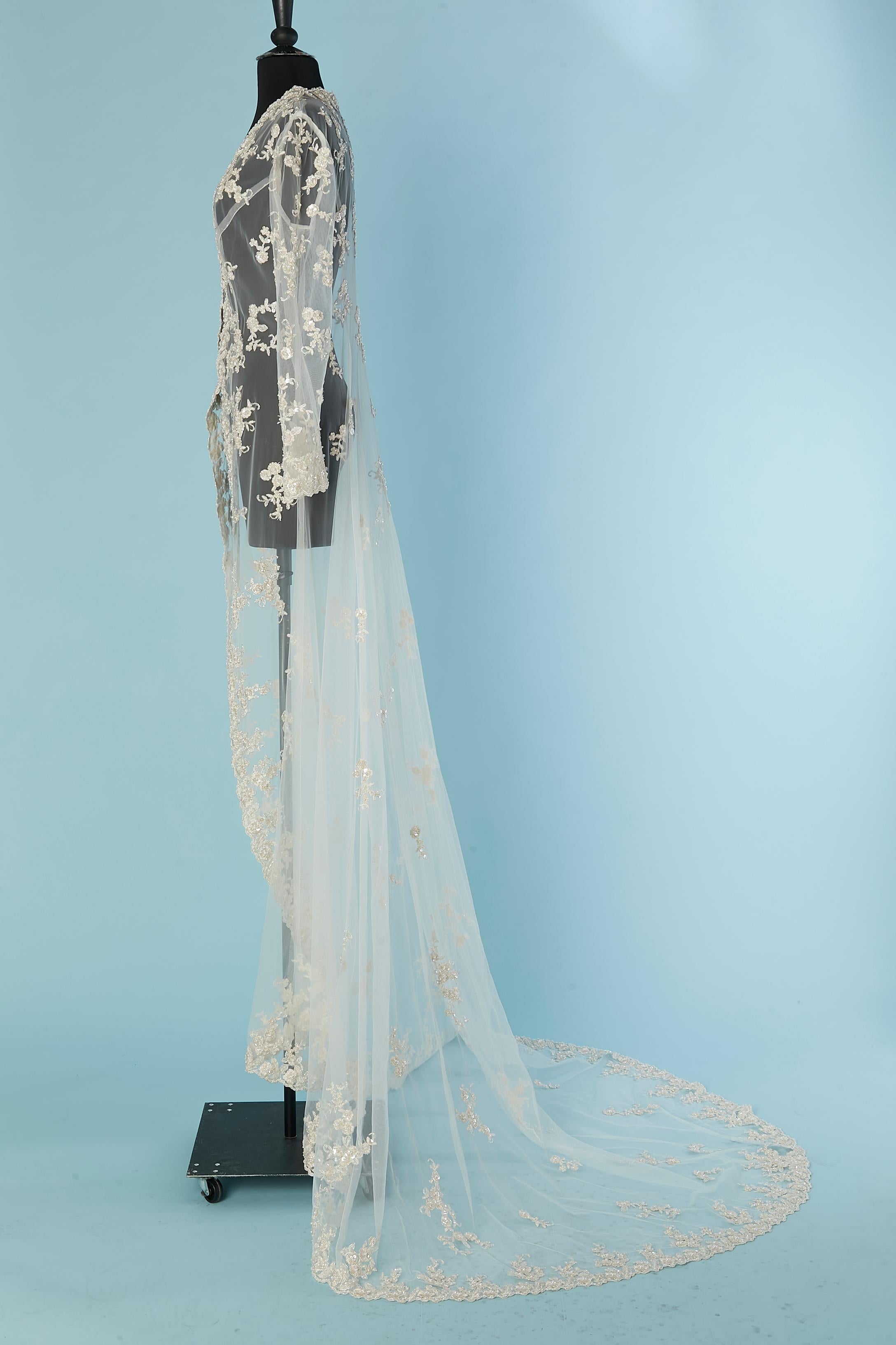 Cappotto da sposa in pizzo bianco con ricami e tulle con strascico 2