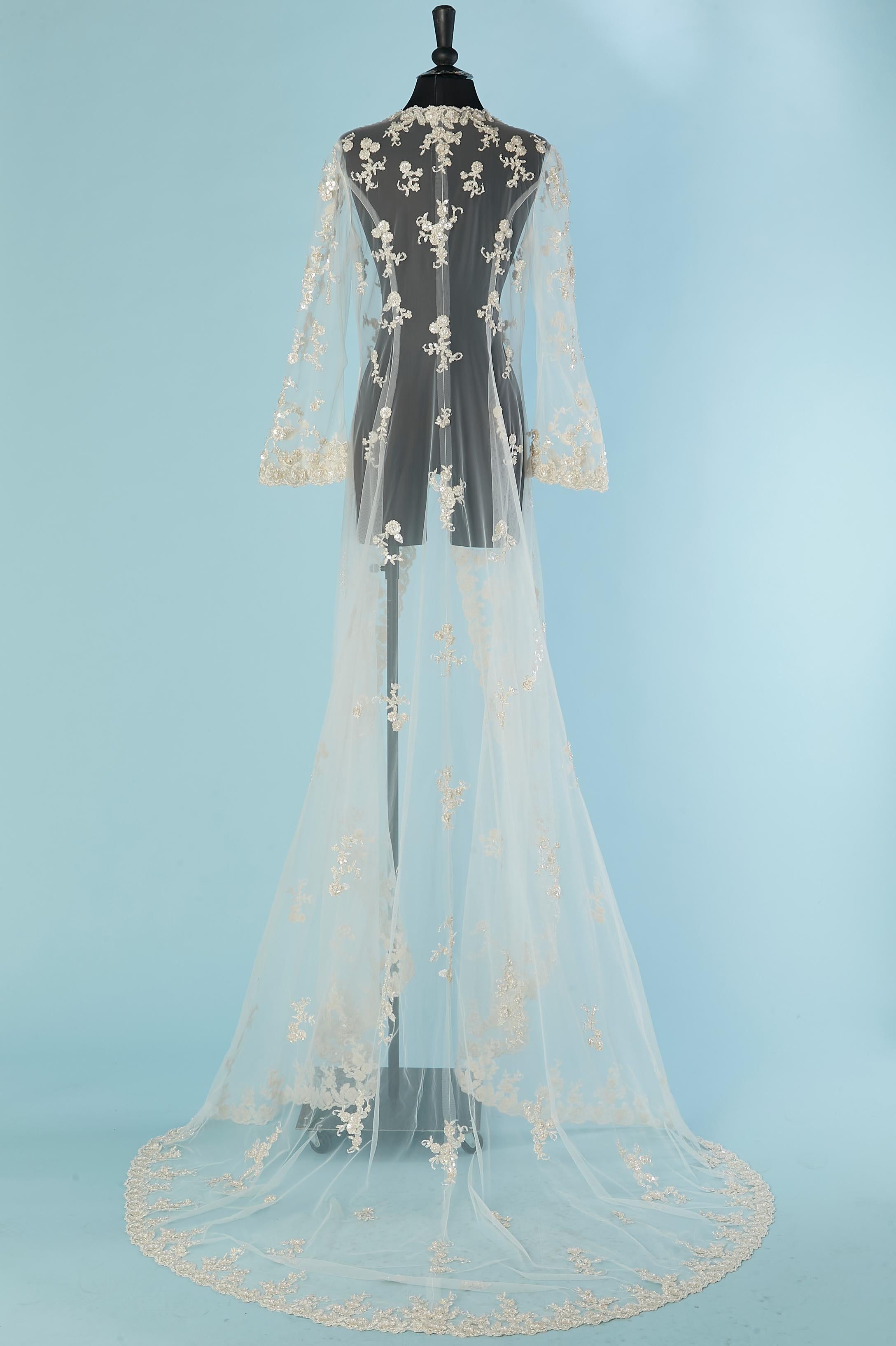 Cappotto da sposa in pizzo bianco con ricami e tulle con strascico 4