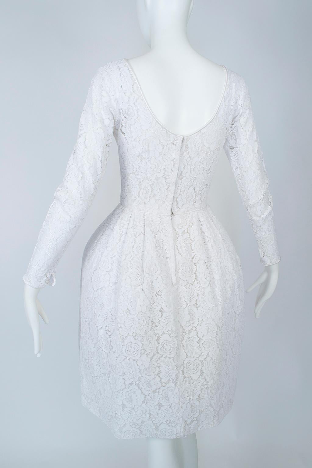 White Lace Knee-Length Hip Pannier Robe Française Wedding Dress – XS, 1968 In Good Condition In Tucson, AZ