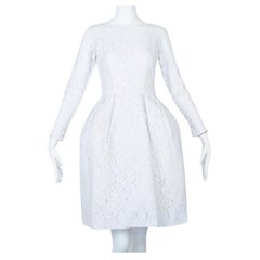 Weißes knielanges Hochzeitskleid aus weißer Spitze mit knielangem Pannier und Franaise XS, 1968