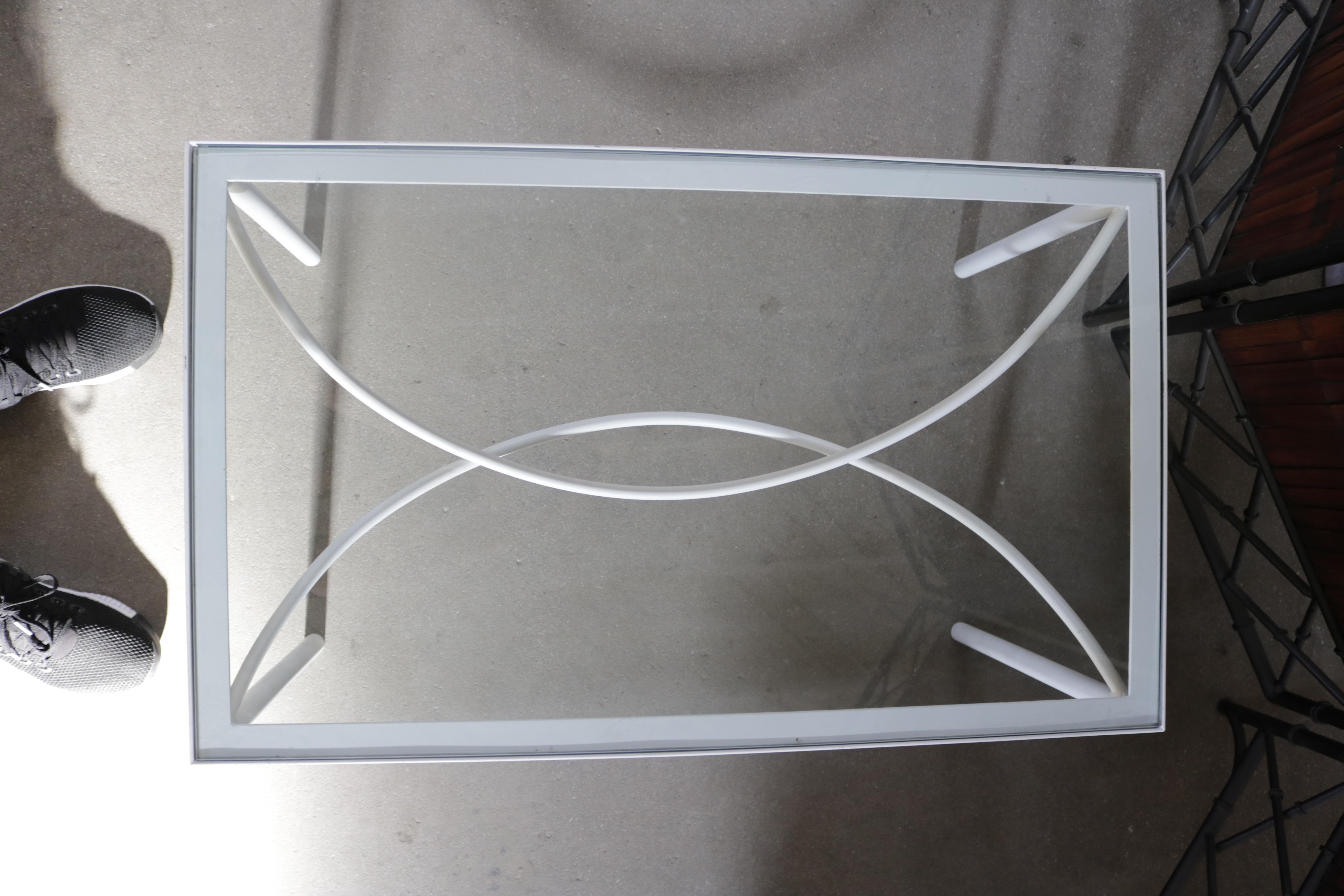 White Lacquer and Bent Steel Coffee Table (Französisch)