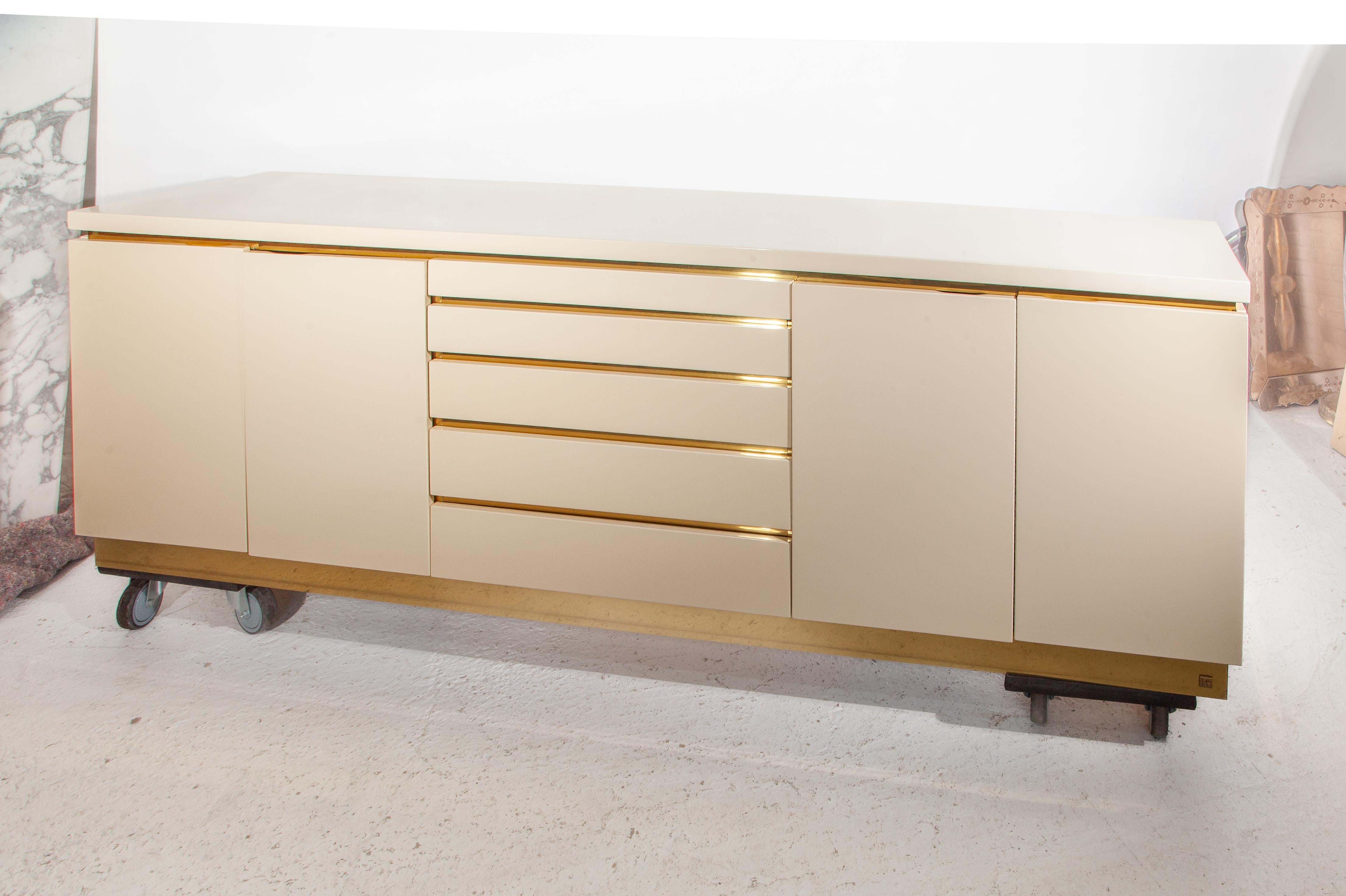 Credenza in ottone e lacca bianca di Jean Claude Mahey, anni '80 in vendita 2