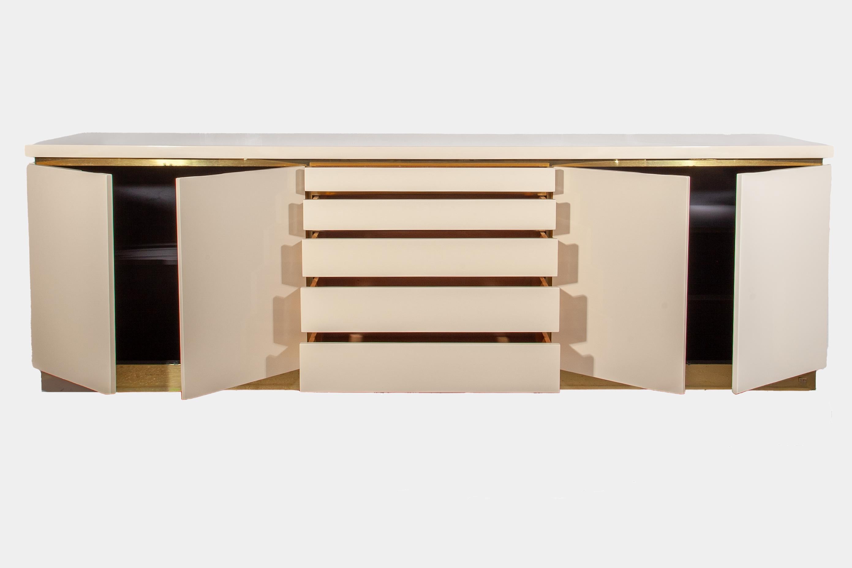 Hollywood Regency Credenza in ottone e lacca bianca di Jean Claude Mahey, anni '80 in vendita