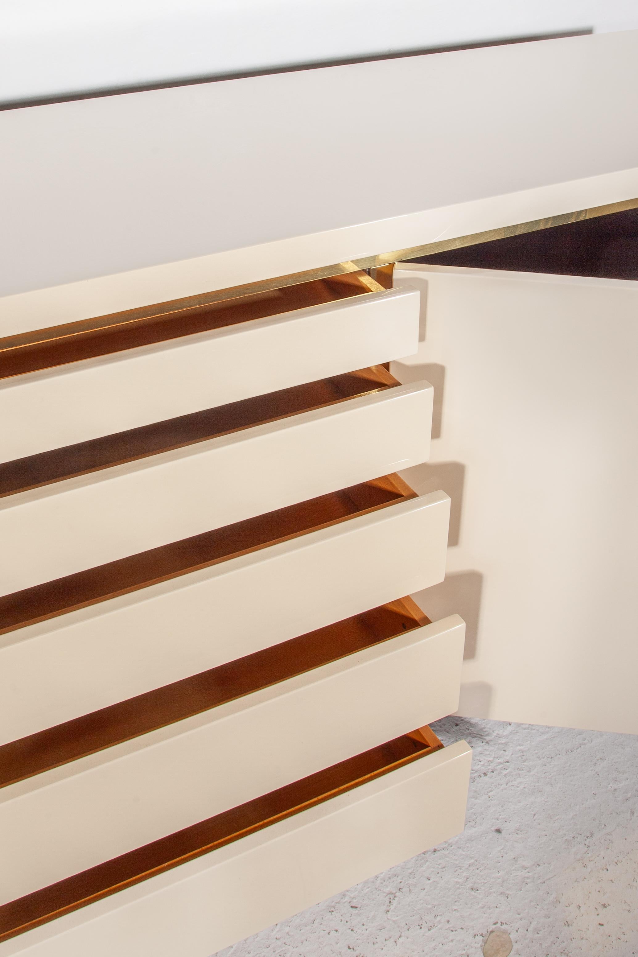 Francese Credenza in ottone e lacca bianca di Jean Claude Mahey, anni '80 in vendita