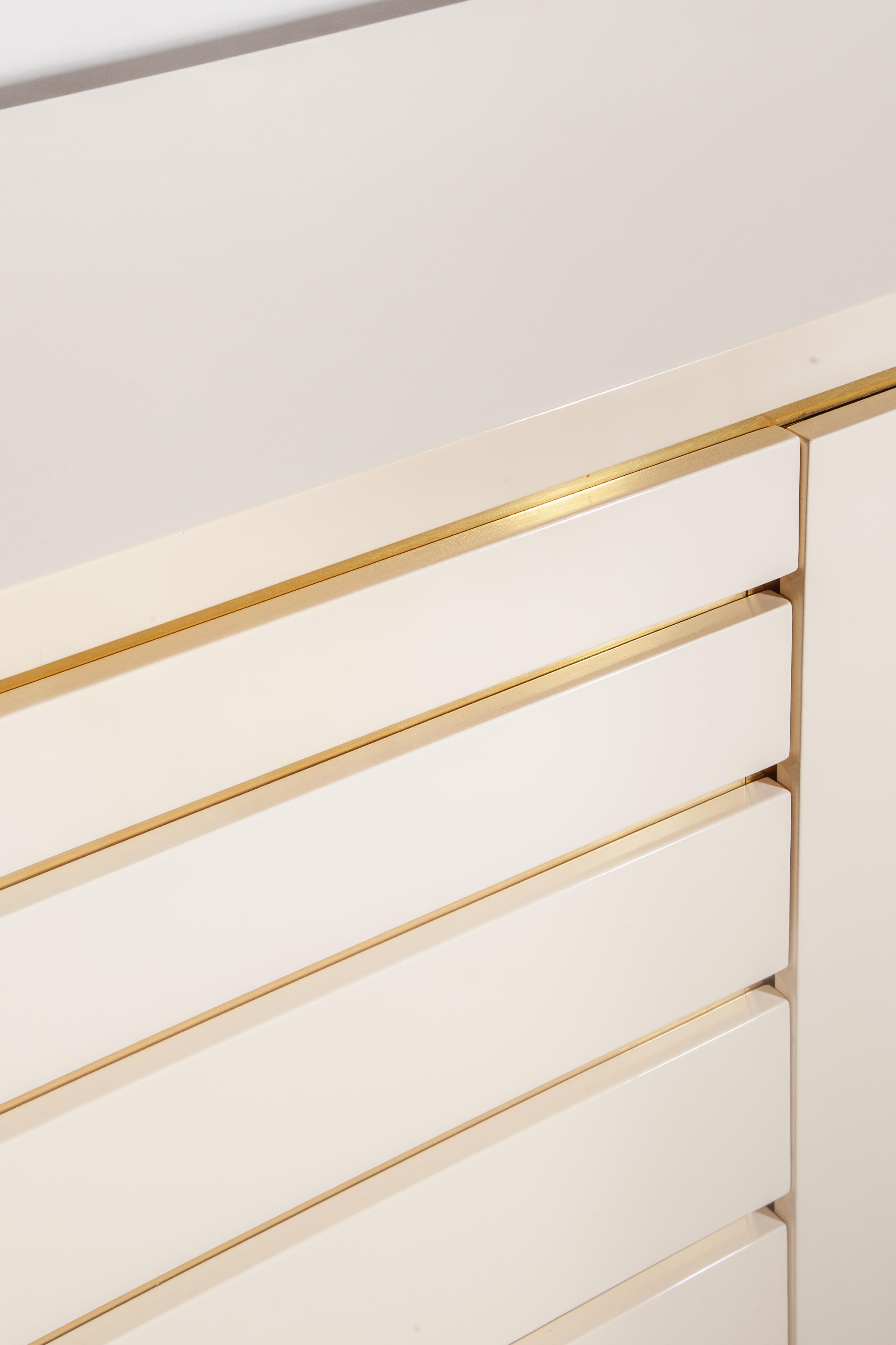 Credenza in ottone e lacca bianca di Jean Claude Mahey, anni '80 In condizioni buone in vendita a Antwerp, BE