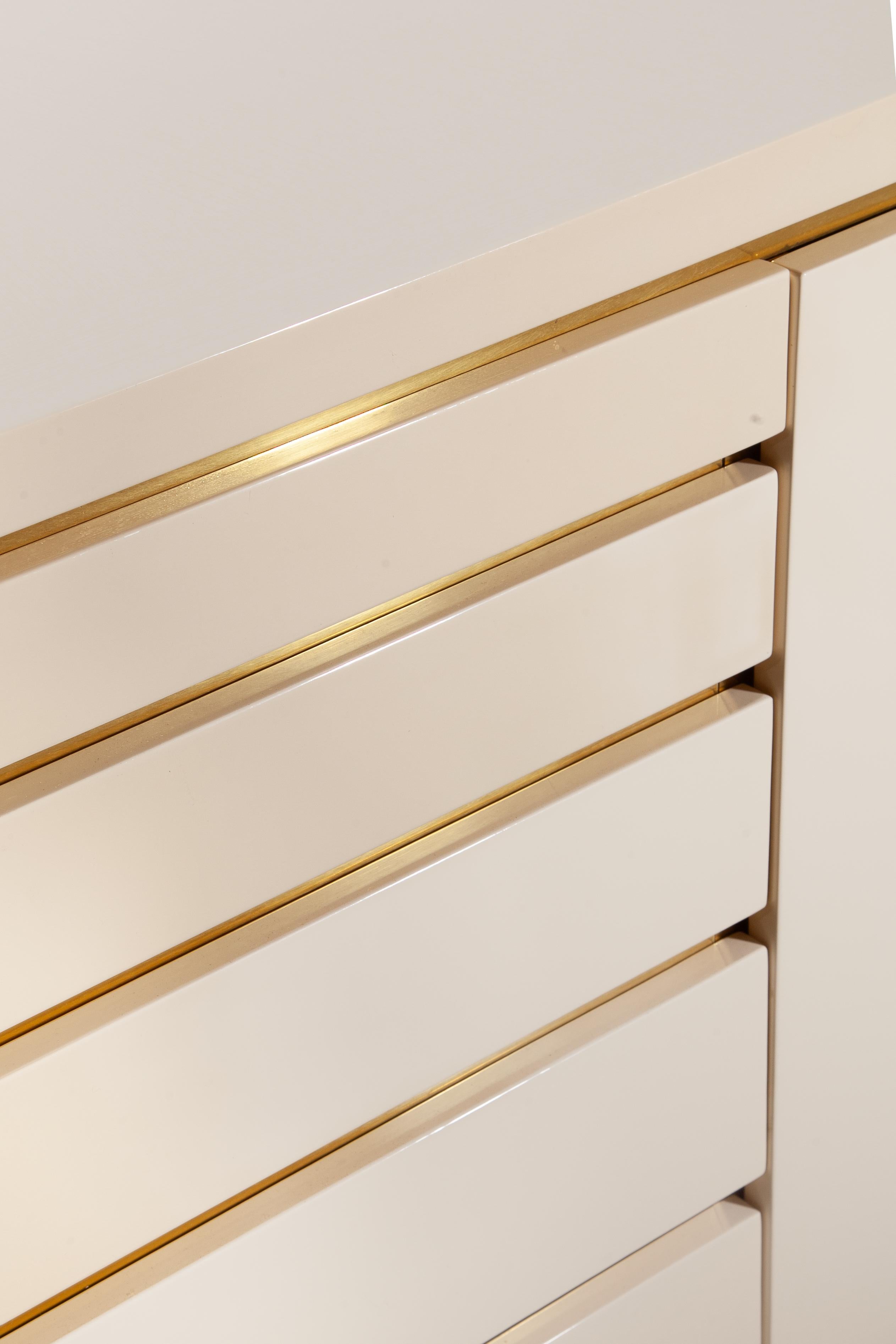 Fine XX secolo Credenza in ottone e lacca bianca di Jean Claude Mahey, anni '80 in vendita