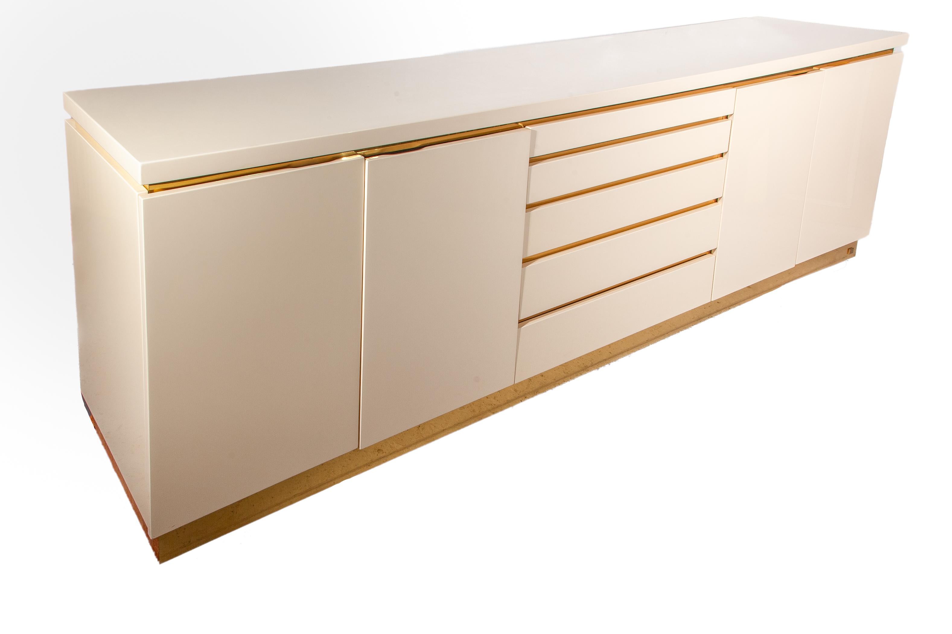 Ottone Credenza in ottone e lacca bianca di Jean Claude Mahey, anni '80 in vendita