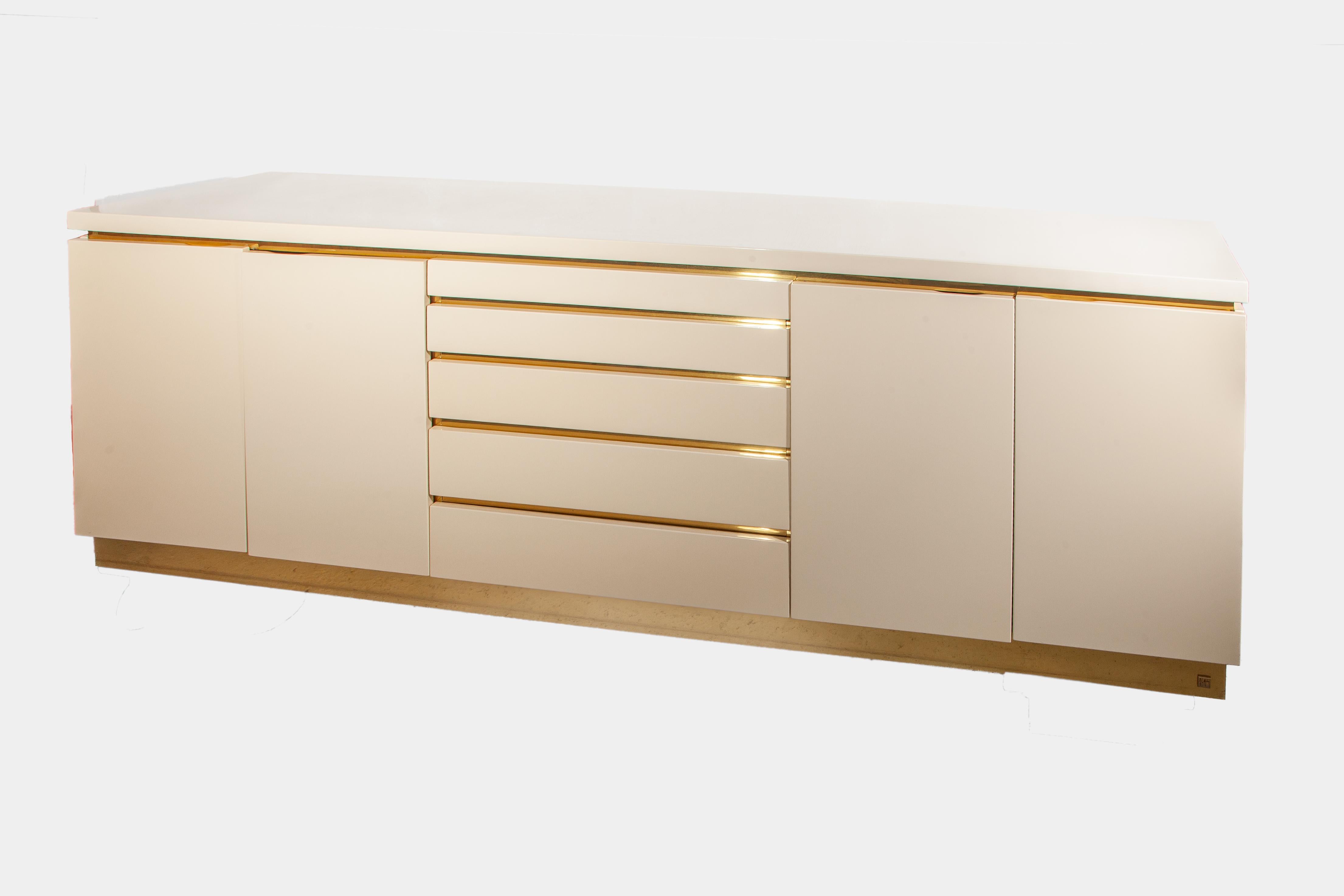 Credenza in ottone e lacca bianca di Jean Claude Mahey, anni '80 in vendita 1