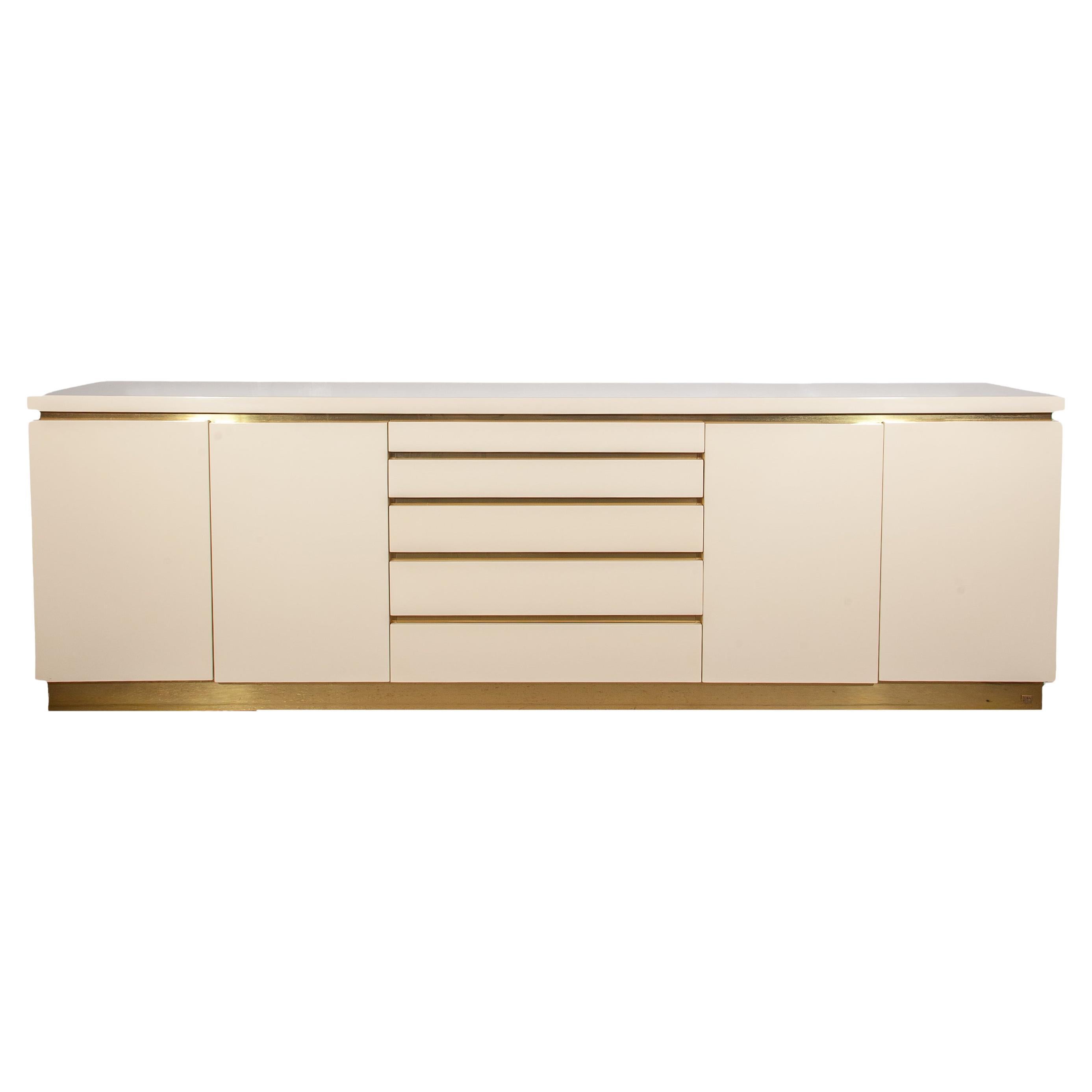 Credenza in ottone e lacca bianca di Jean Claude Mahey, anni 
80 in vendita