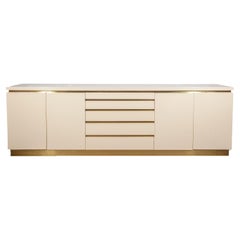 Credenza in ottone e lacca bianca di Jean Claude Mahey, anni '80 Credenza in ottone e lacca bianca di Jean Claude Mahey, anni '80