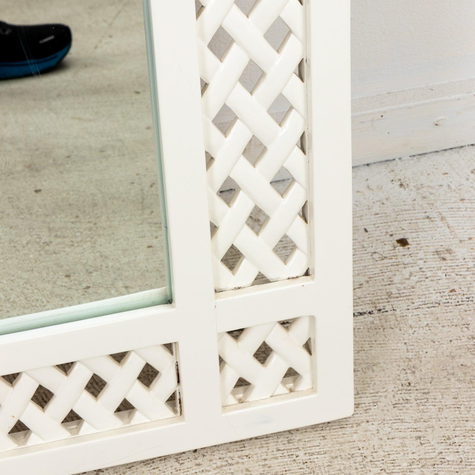 White lacquer Arched Lattice Mirror In Good Condition For Sale In Stamford, CT