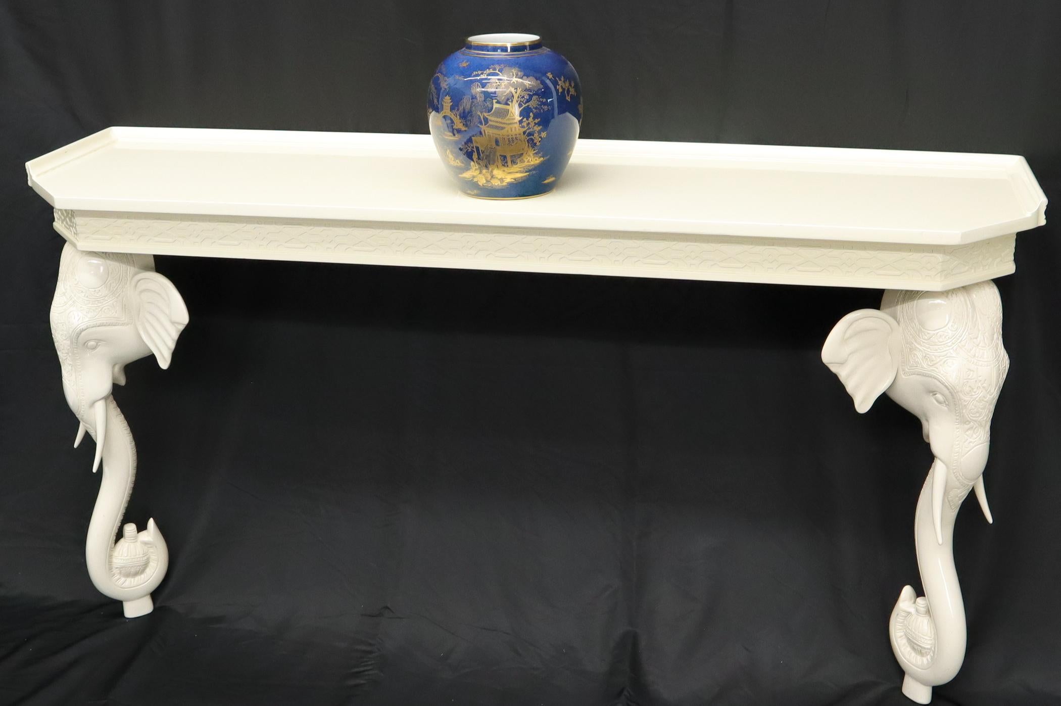 Konsolen-Wandtisch mit geschnitzten Elefantenfüßen aus weißem Lack (Moderne der Mitte des Jahrhunderts) im Angebot