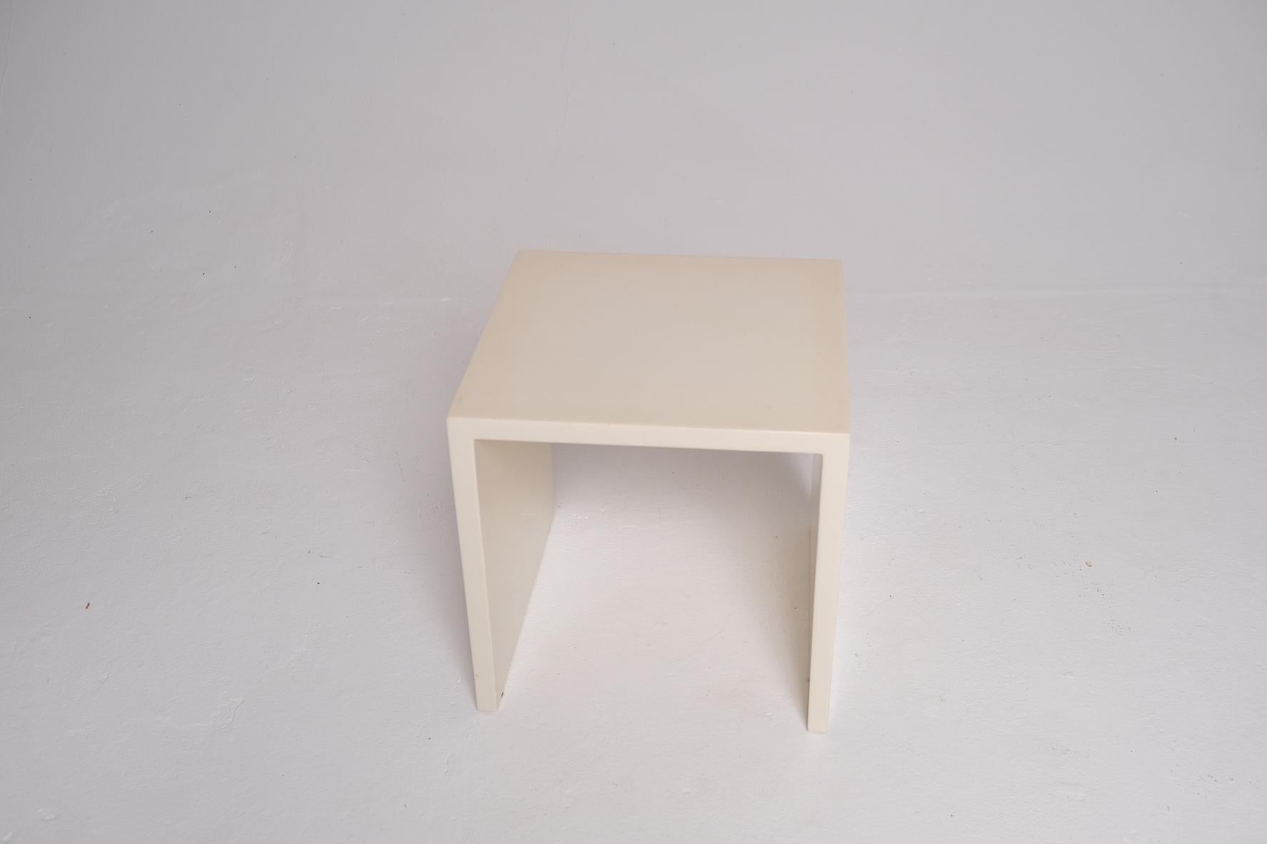White Lacquer Cube Side Table In Good Condition For Sale In Los Angeles, CA