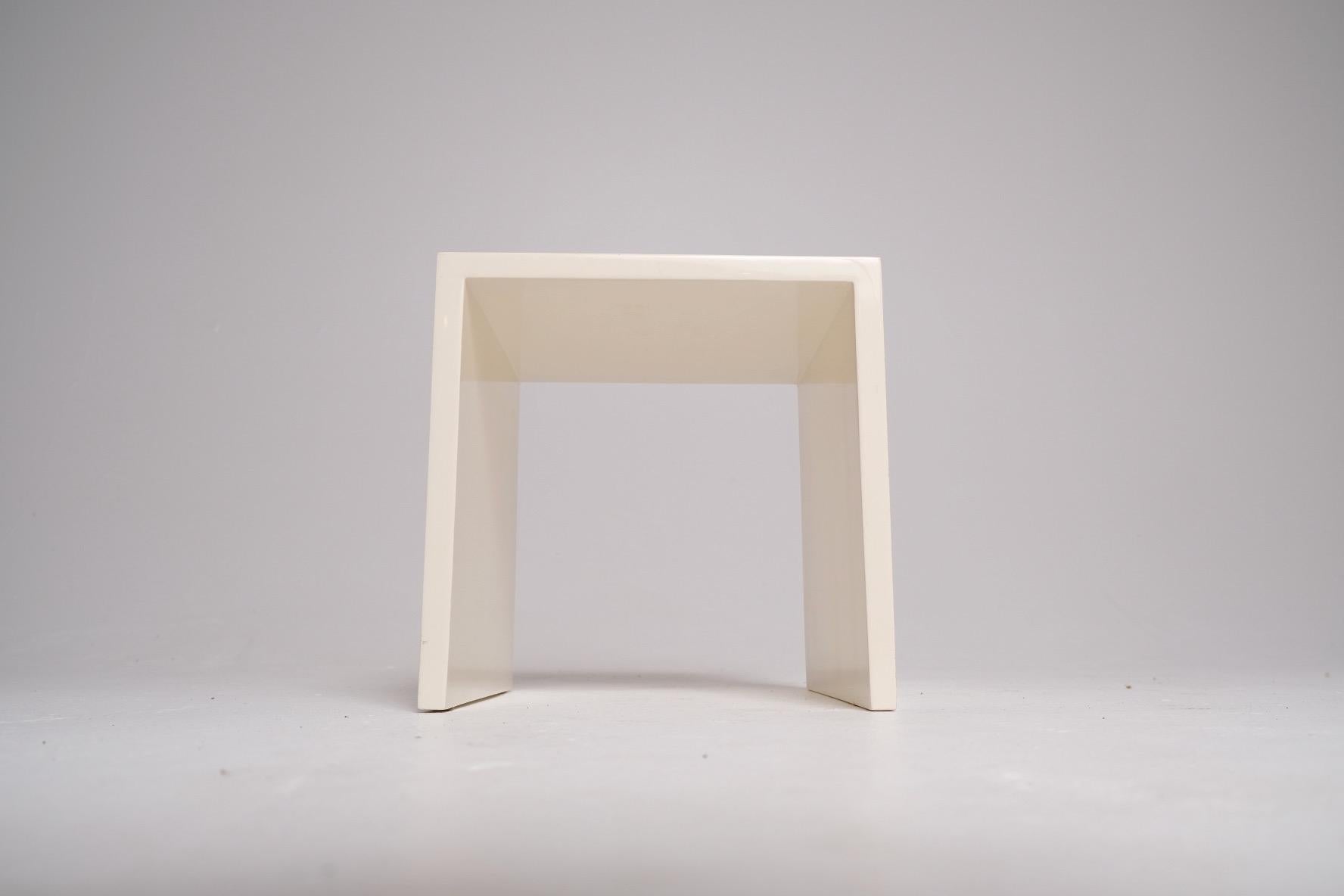 White Lacquer Cube Side Table In Good Condition For Sale In Los Angeles, CA