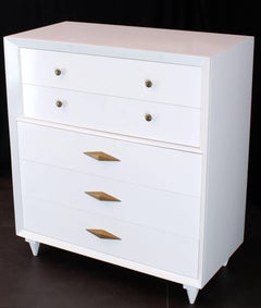 Commode haute de style déco en laque blanche avec poignées en diamants