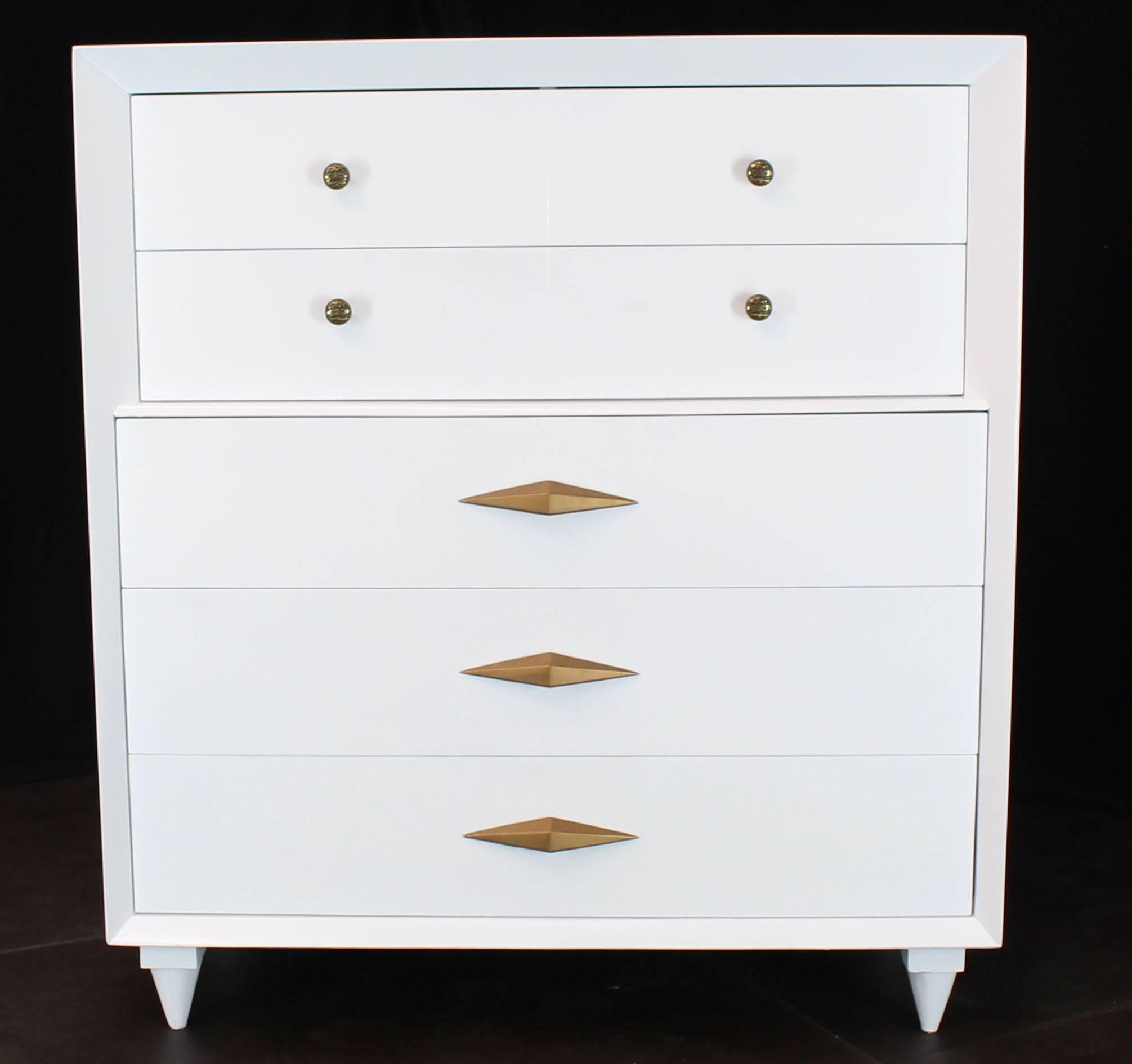 Mid-Century moderno Cassettiera alta in stile Deco laccata bianca con tiranti a diamante in vendita