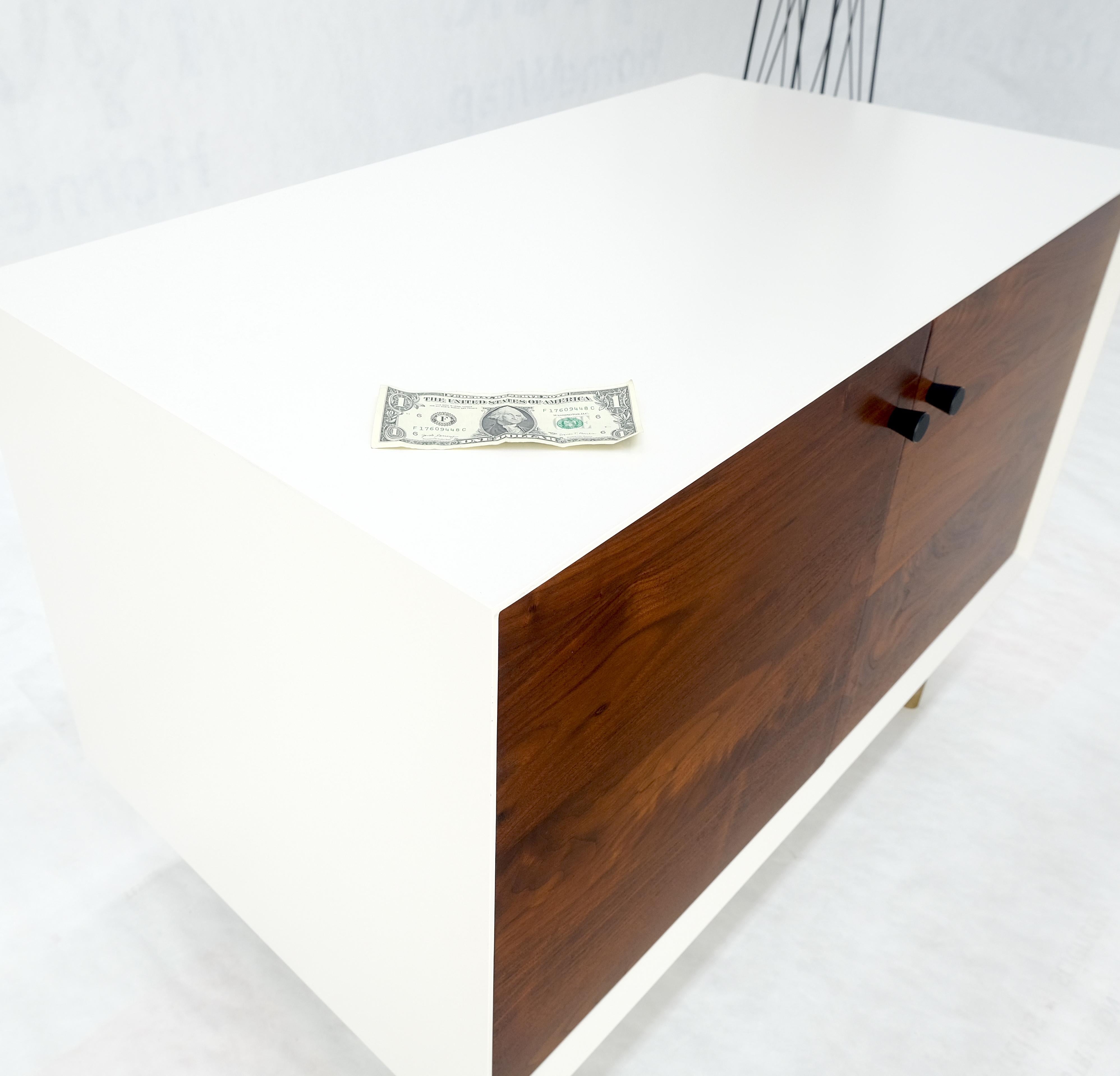 Laca Blanca Nogal Aceitado Doble Puerta Patas Cilíndricas Puntas Latón Credenza en venta 11