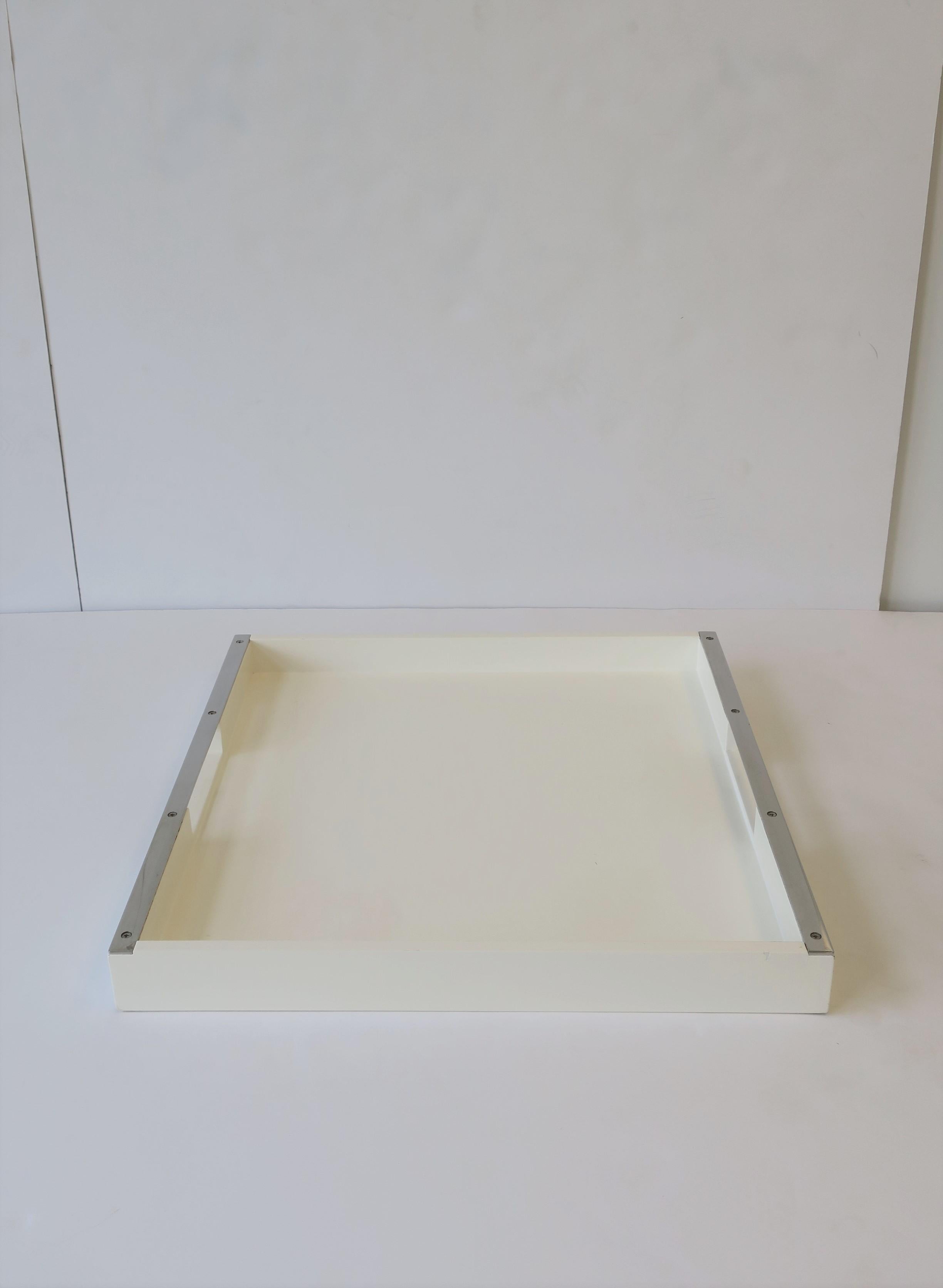 round white lacquer tray