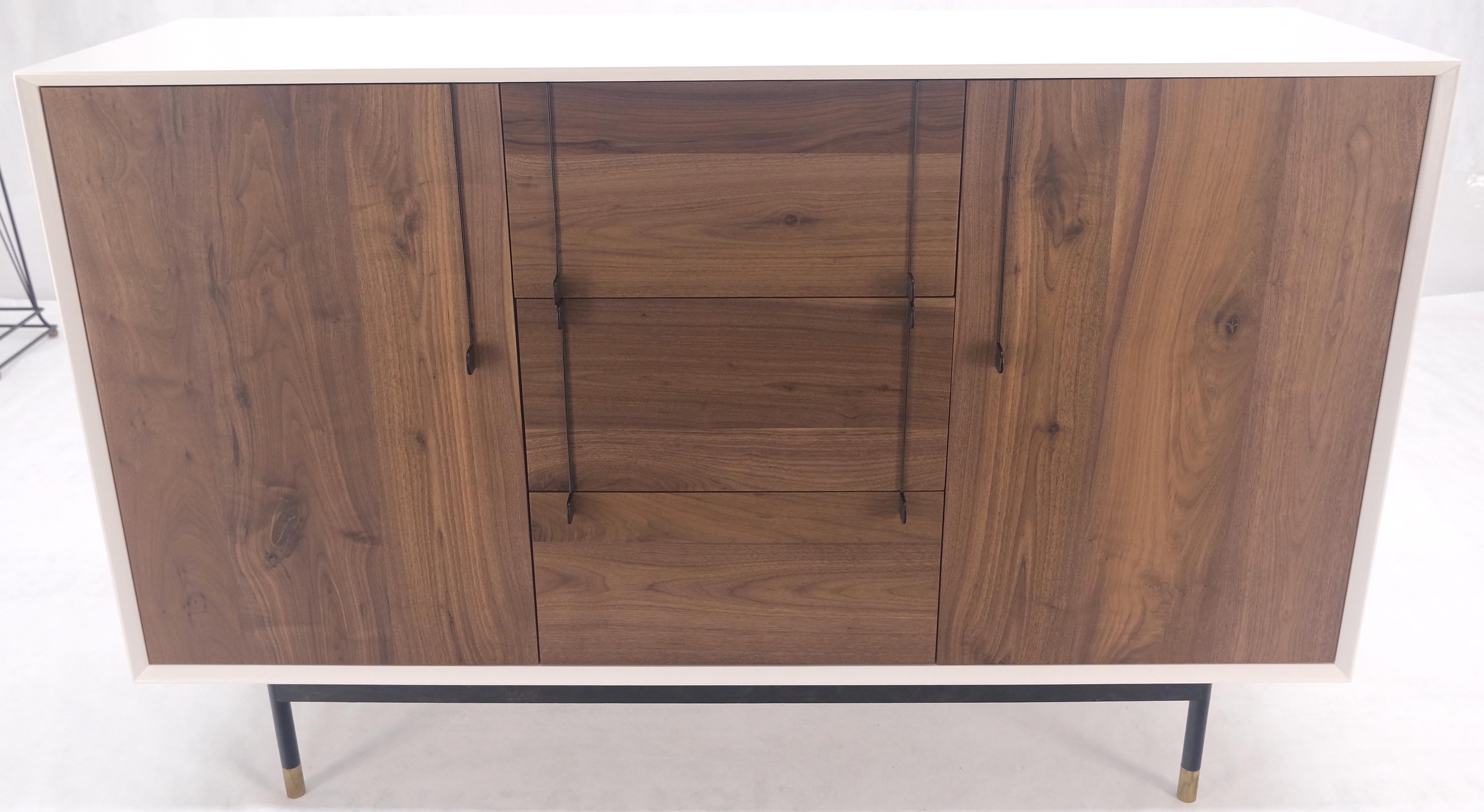 Weißer Lack & Nussbaum 3 Schubladen Zwei Fächer Credenza Mid Century MINT (Lackiert) im Angebot