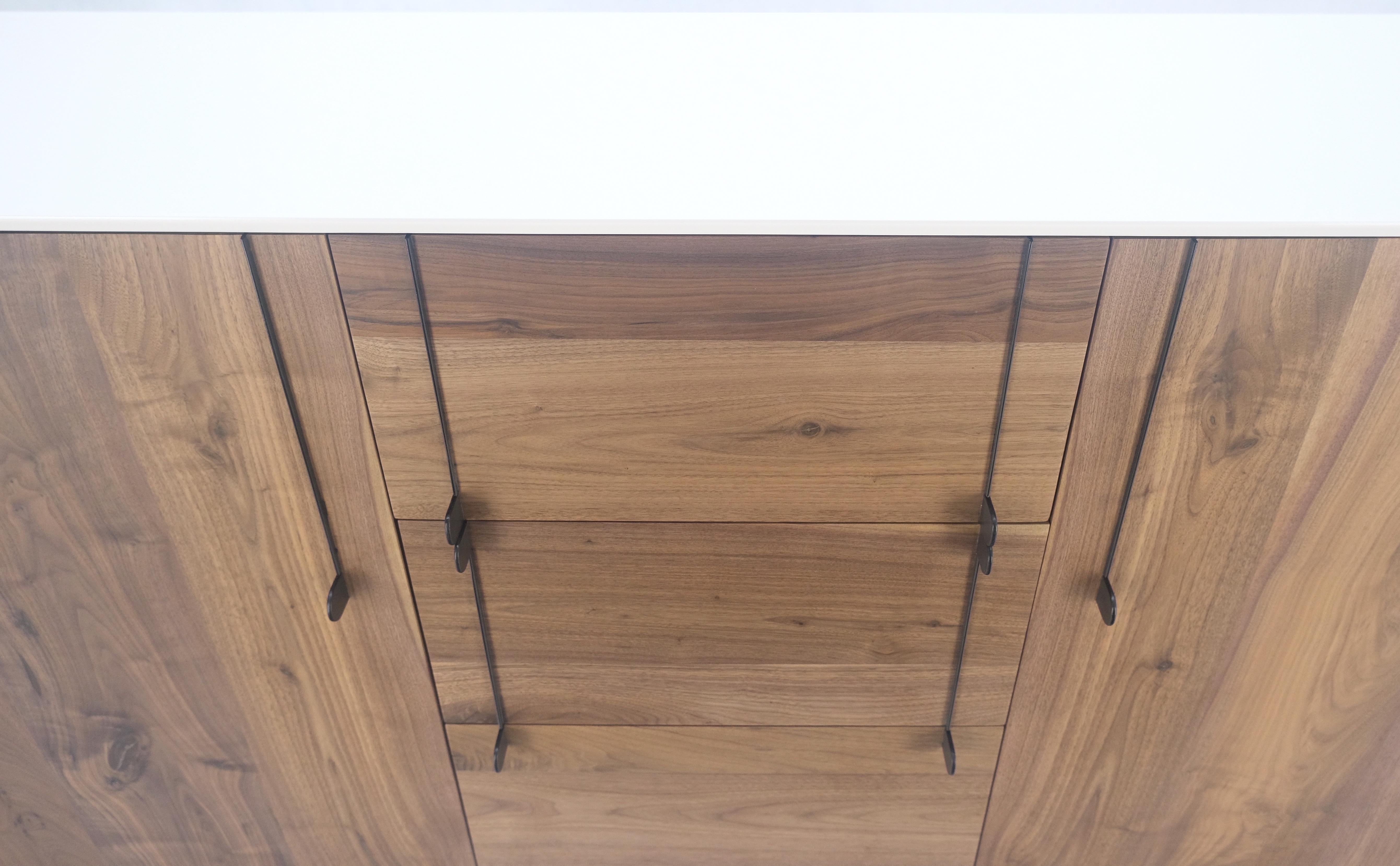 Weißer Lack & Nussbaum 3 Schubladen Zwei Fächer Credenza Mid Century MINT (21. Jahrhundert und zeitgenössisch) im Angebot