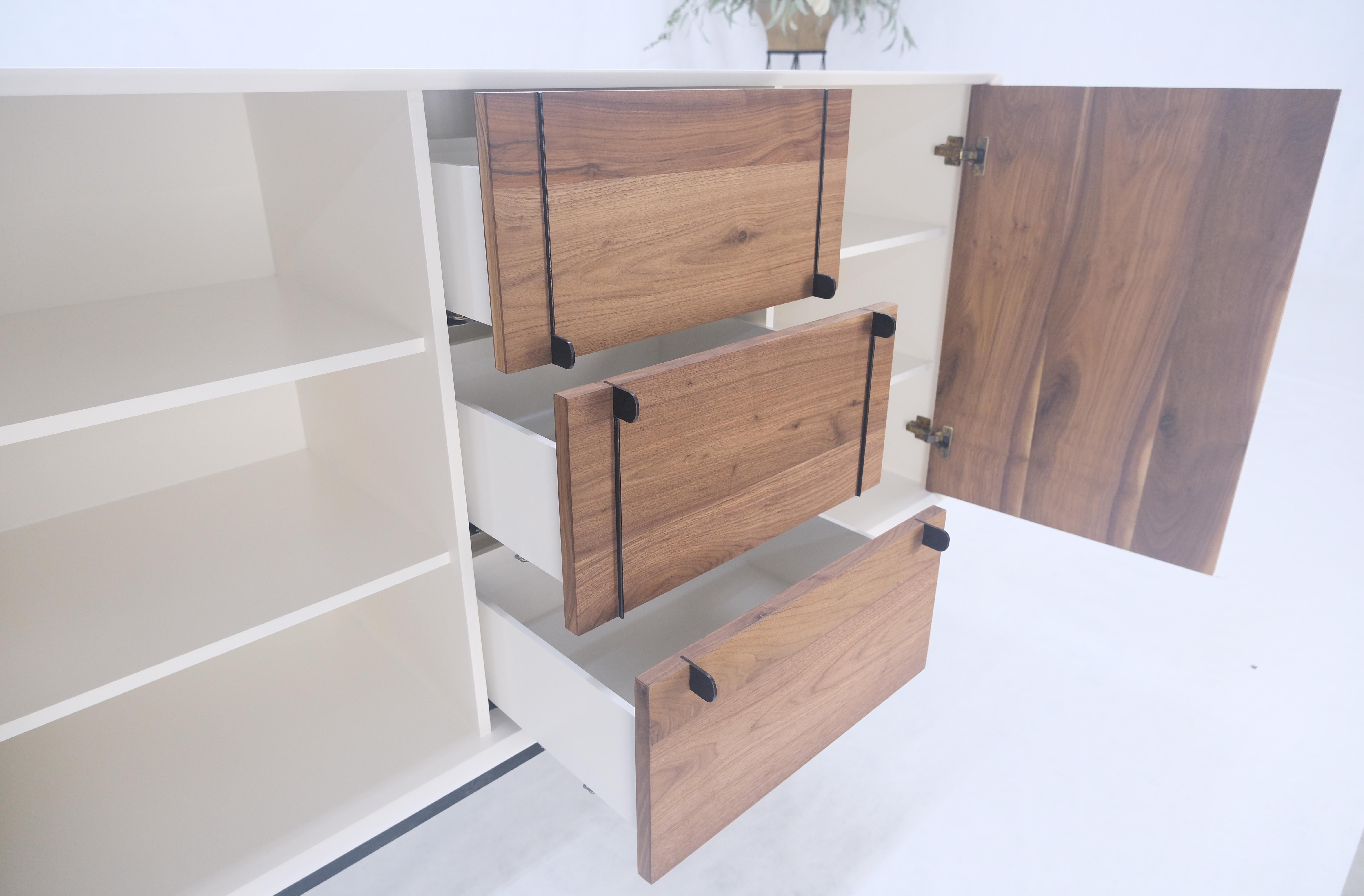 Weißer Lack & Nussbaum 3 Schubladen Zwei Fächer Credenza Mid Century MINT im Angebot 2