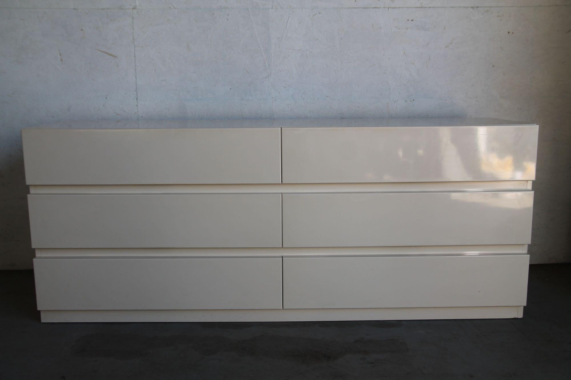 Mid-Century Modern White Lacquered 6 draw dresser attributed to Milo Baughman For Sale