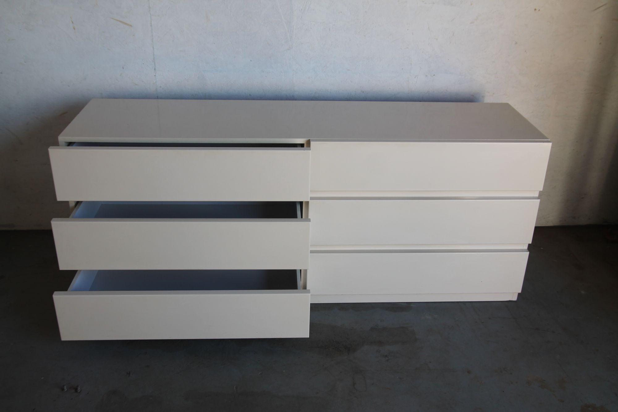 American White Lacquered 6 draw dresser attributed to Milo Baughman For Sale
