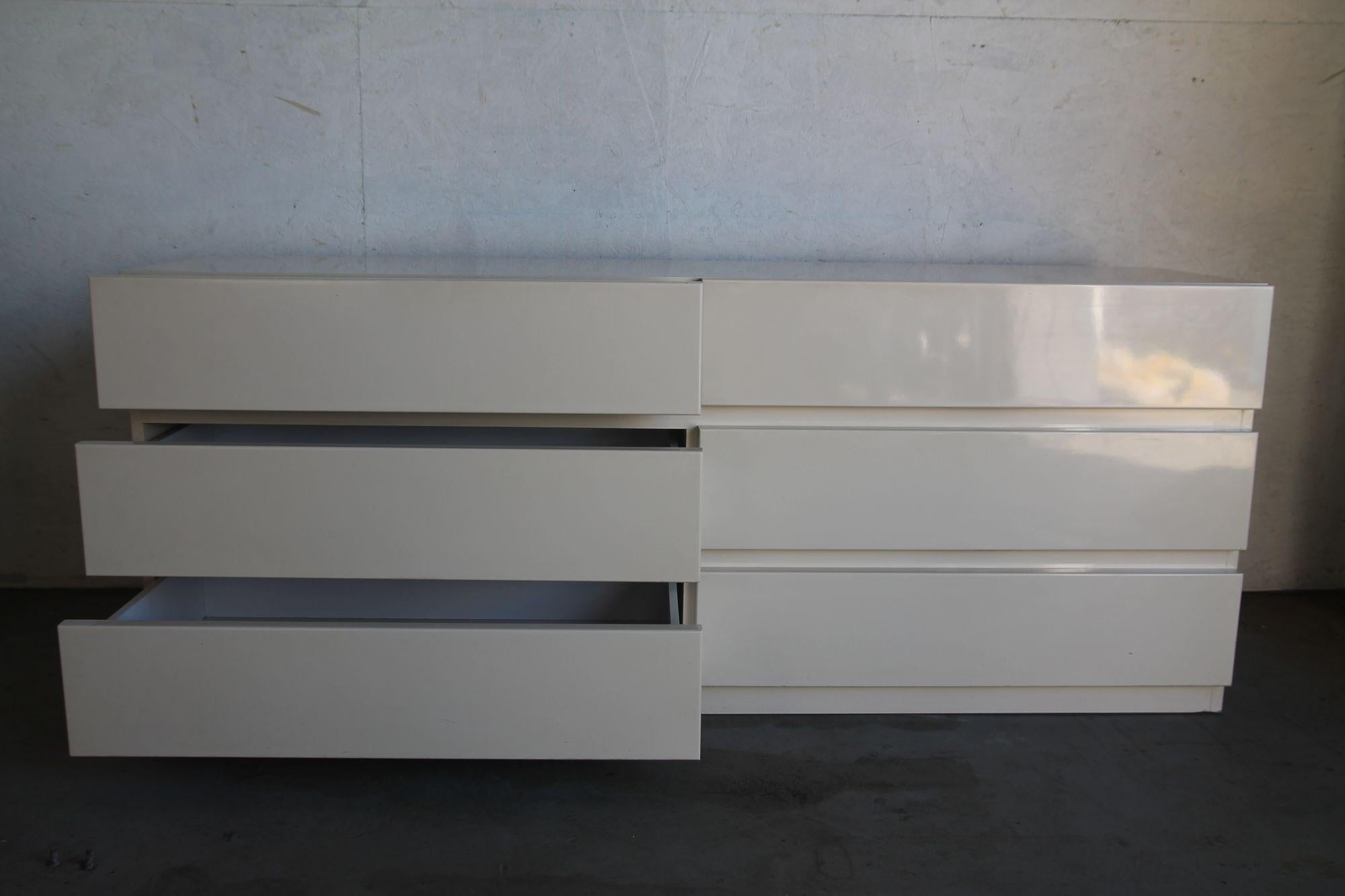 White Lacquered 6 draw dresser attributed to Milo Baughman In Good Condition For Sale In Asbury Park, NJ