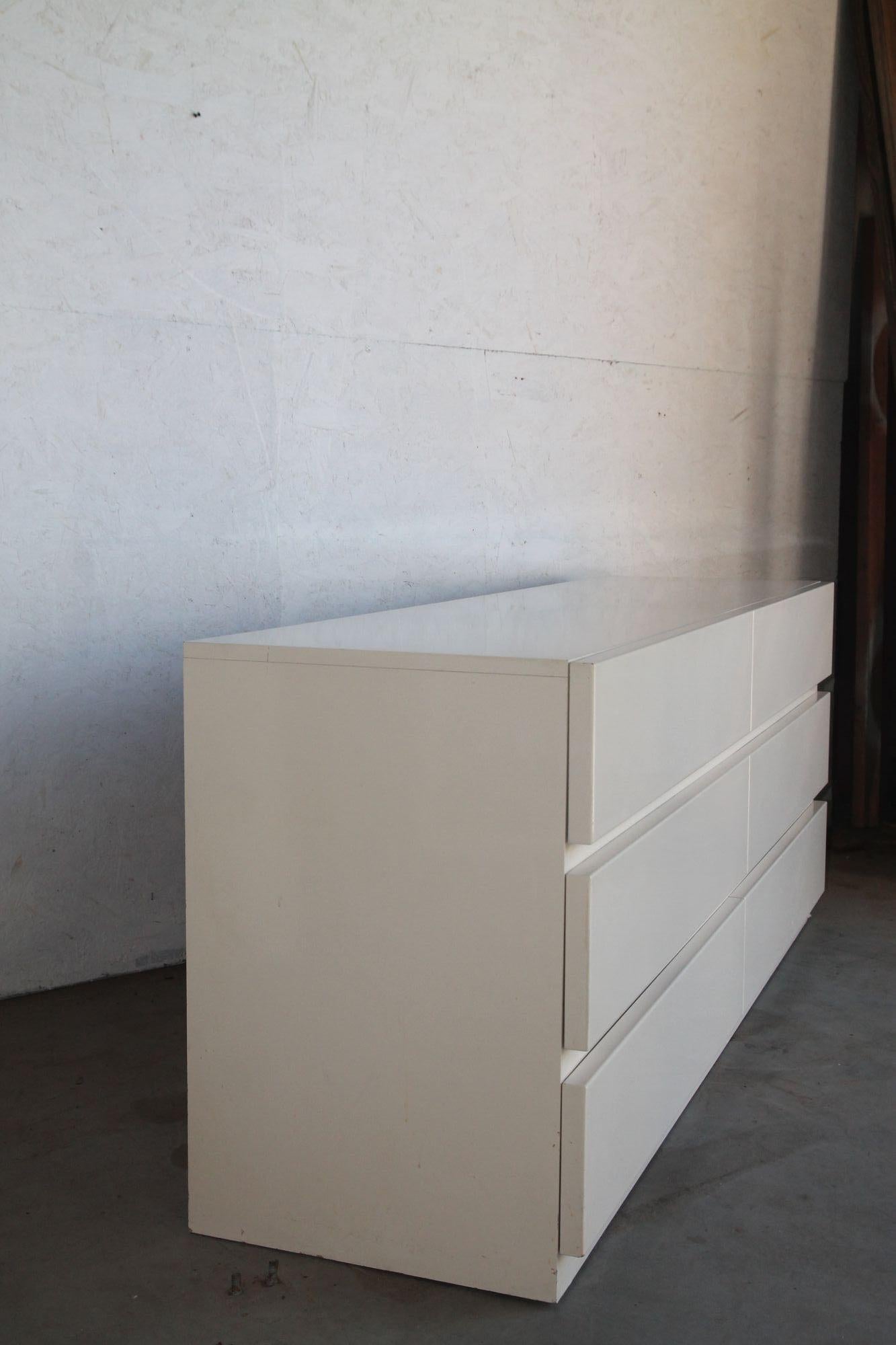 White Lacquered 6 draw dresser attributed to Milo Baughman For Sale 1