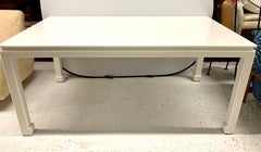 Table de salle à manger asiatique de style Ming laquée blanche et recouverte de lin