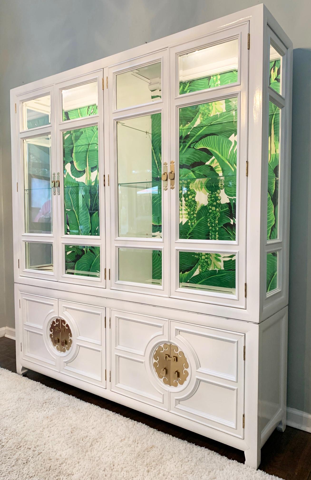 White Lacquered Asian Chinoiserie Lighted Cabinet by Century In Excellent Condition In Jacksonville, FL