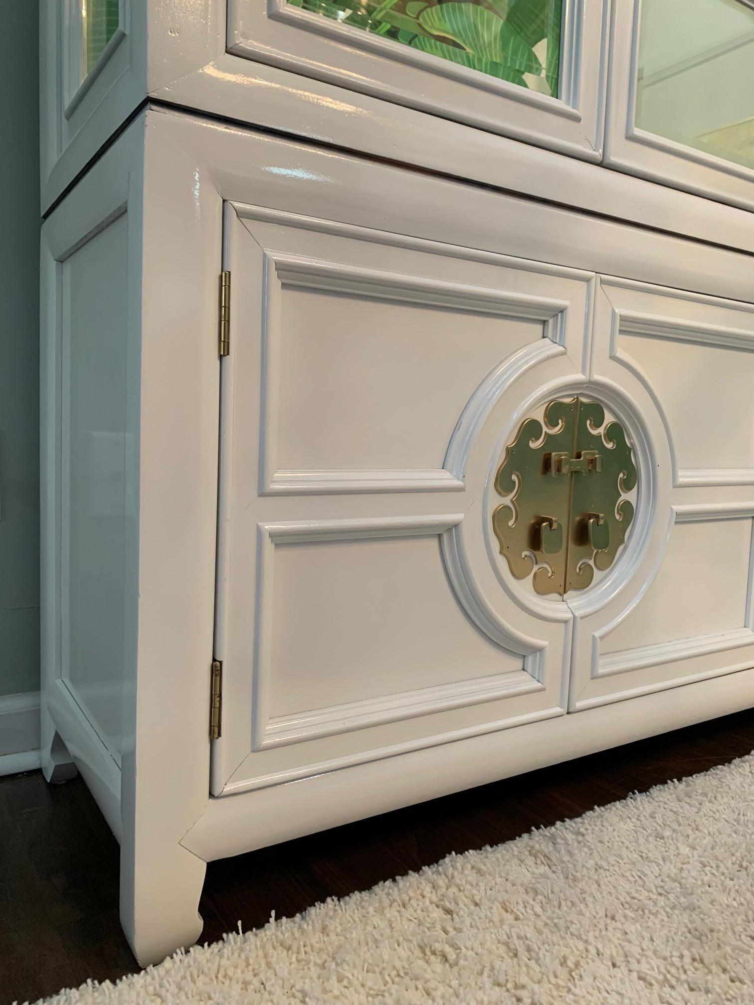 White Lacquered Asian Chinoiserie Lighted Cabinet by Century 2