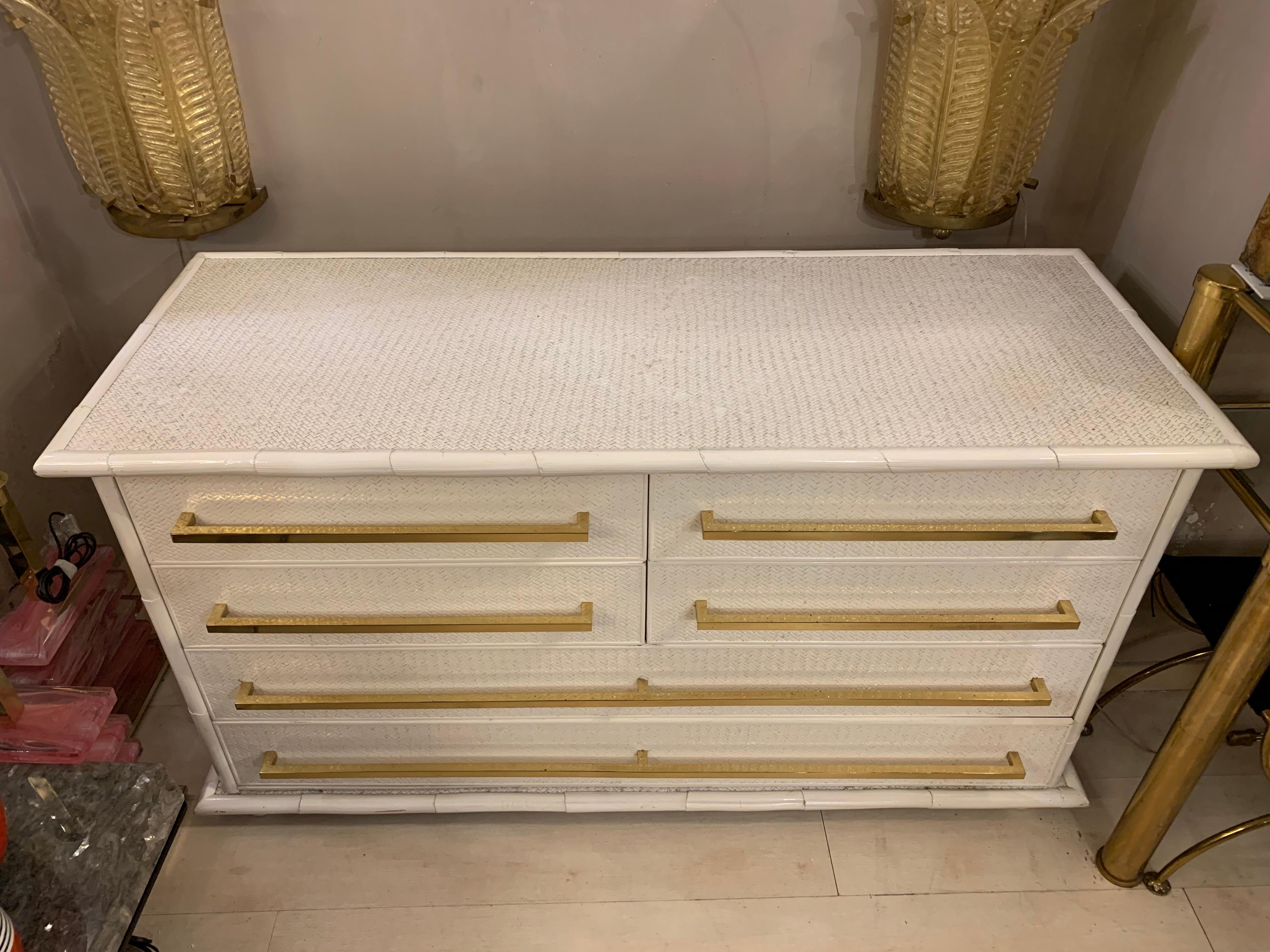 Italian white lacquered bamboo and rattan chest of drawers by Vivai del Sud. The chest has 6 drawers (2 big and 4 smaller) with brass handles.
    