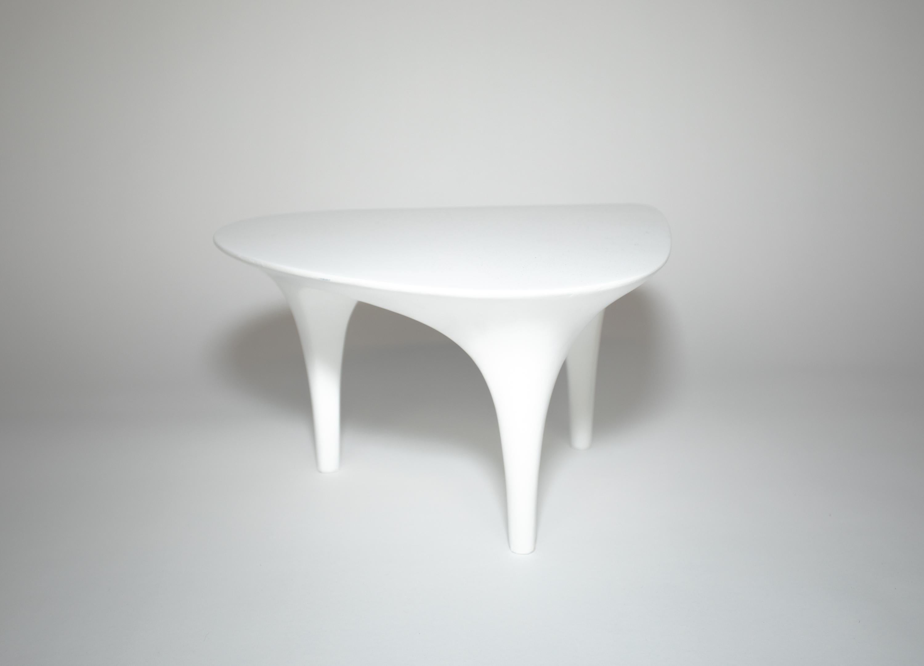 Une petite table laquée blanche
Parfait pour une plante ou une sculpture