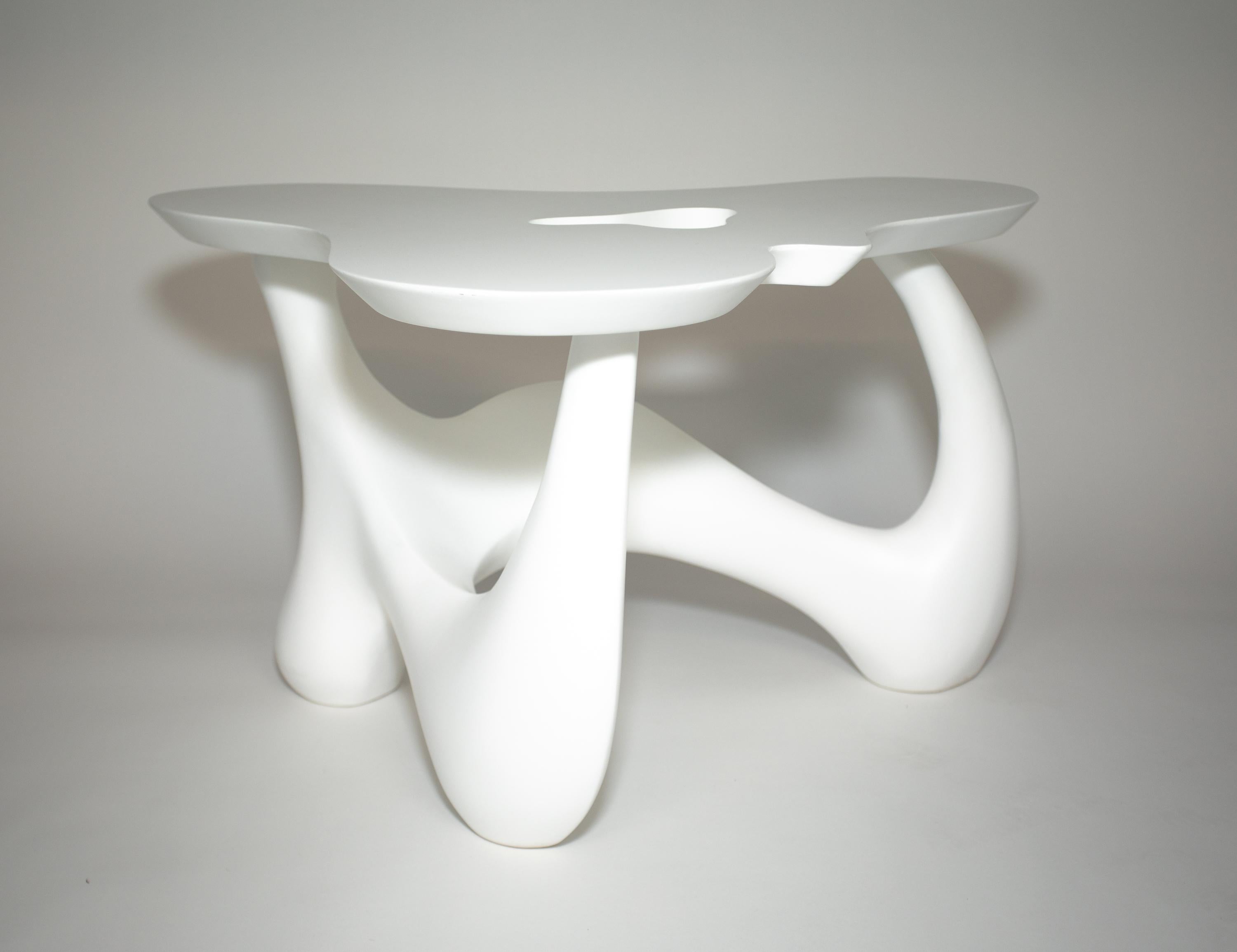 Américain Table biomorphique laquée blanche en vente