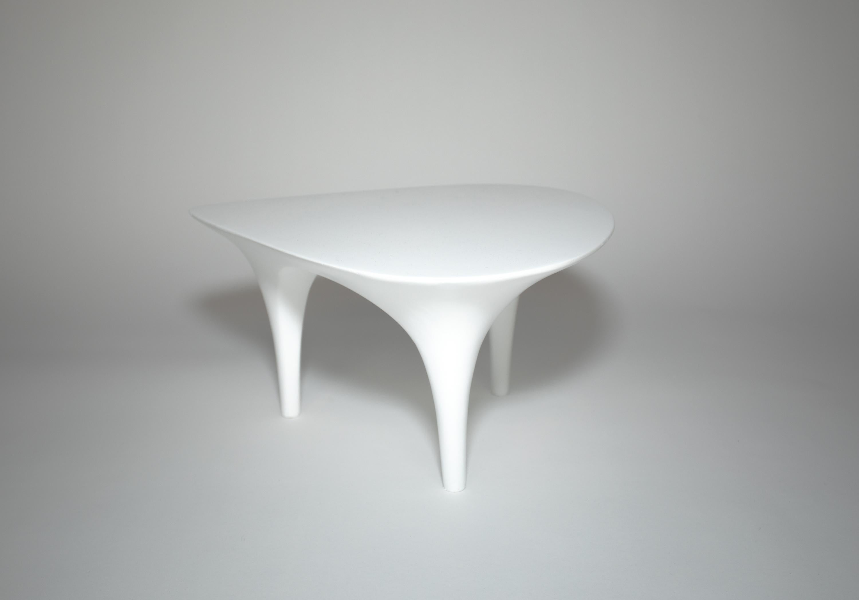 Table biomorphique laquée blanche Bon état - En vente à West Palm Beach, FL