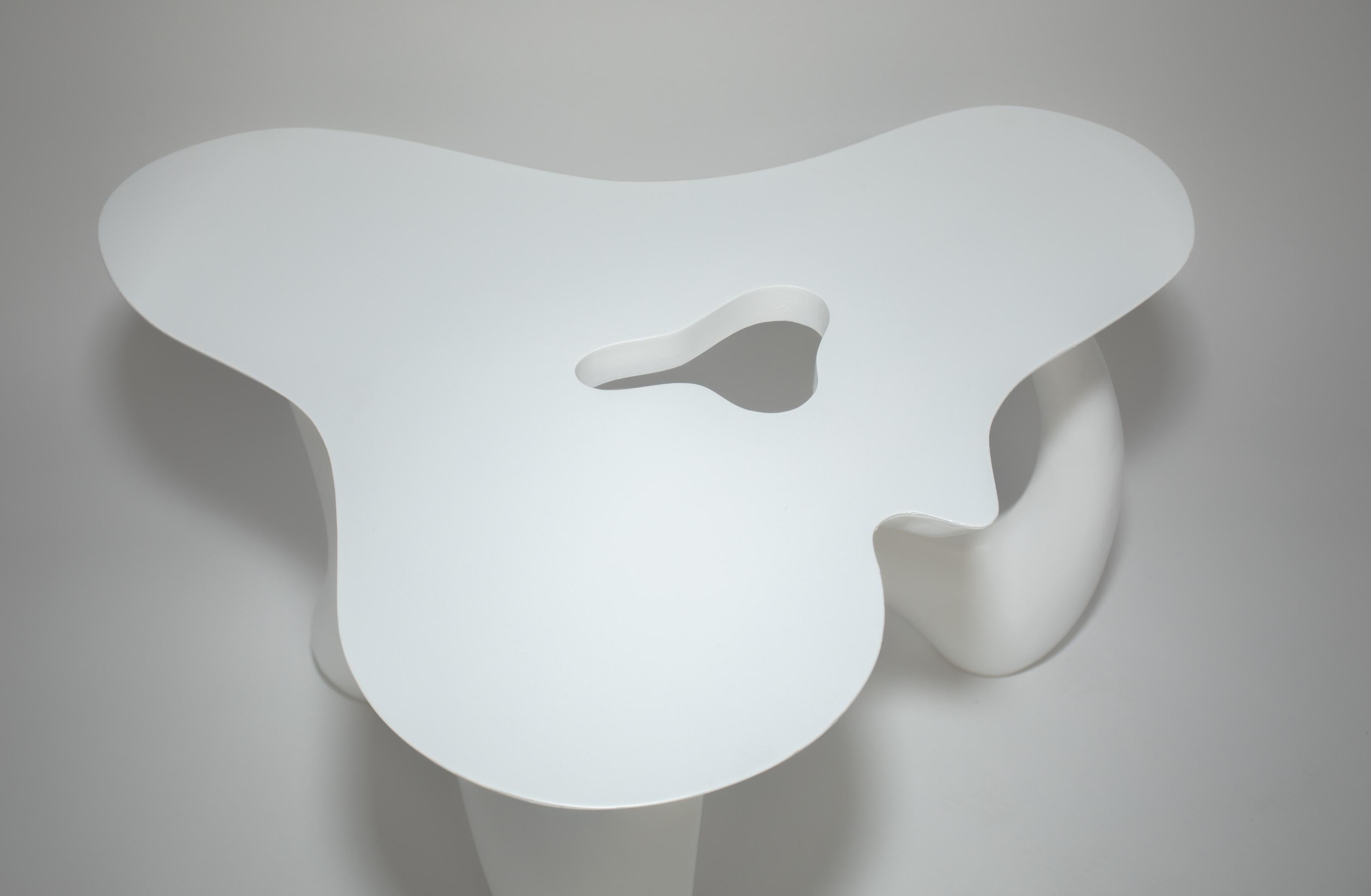 White Lacquered Biomorphic Table In Good Condition For Sale In West Palm Beach, FL