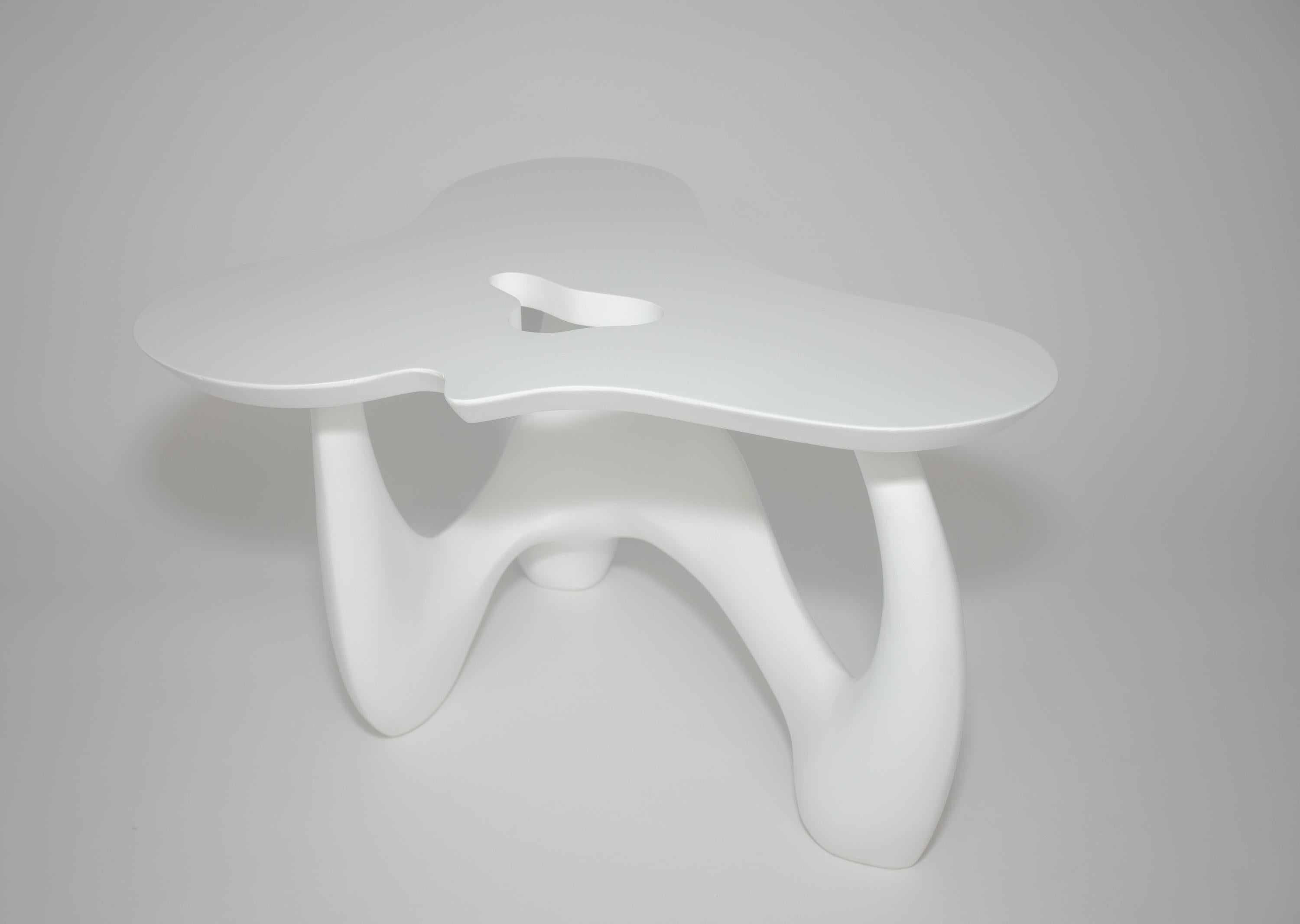 Milieu du XXe siècle Table biomorphique laquée blanche en vente