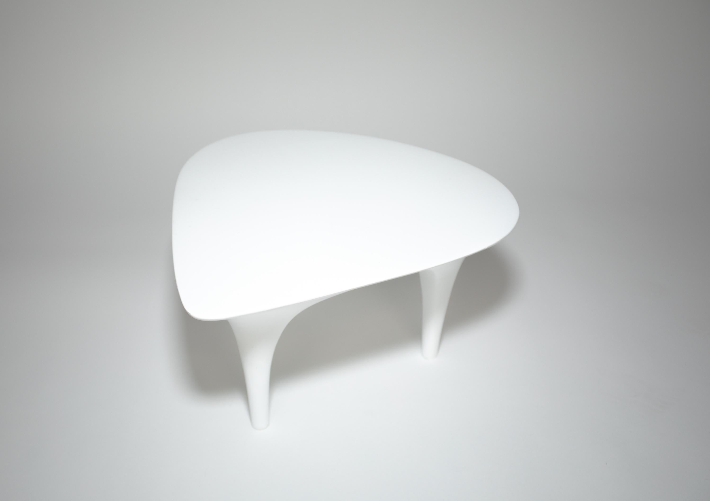 Composition Table biomorphique laquée blanche en vente