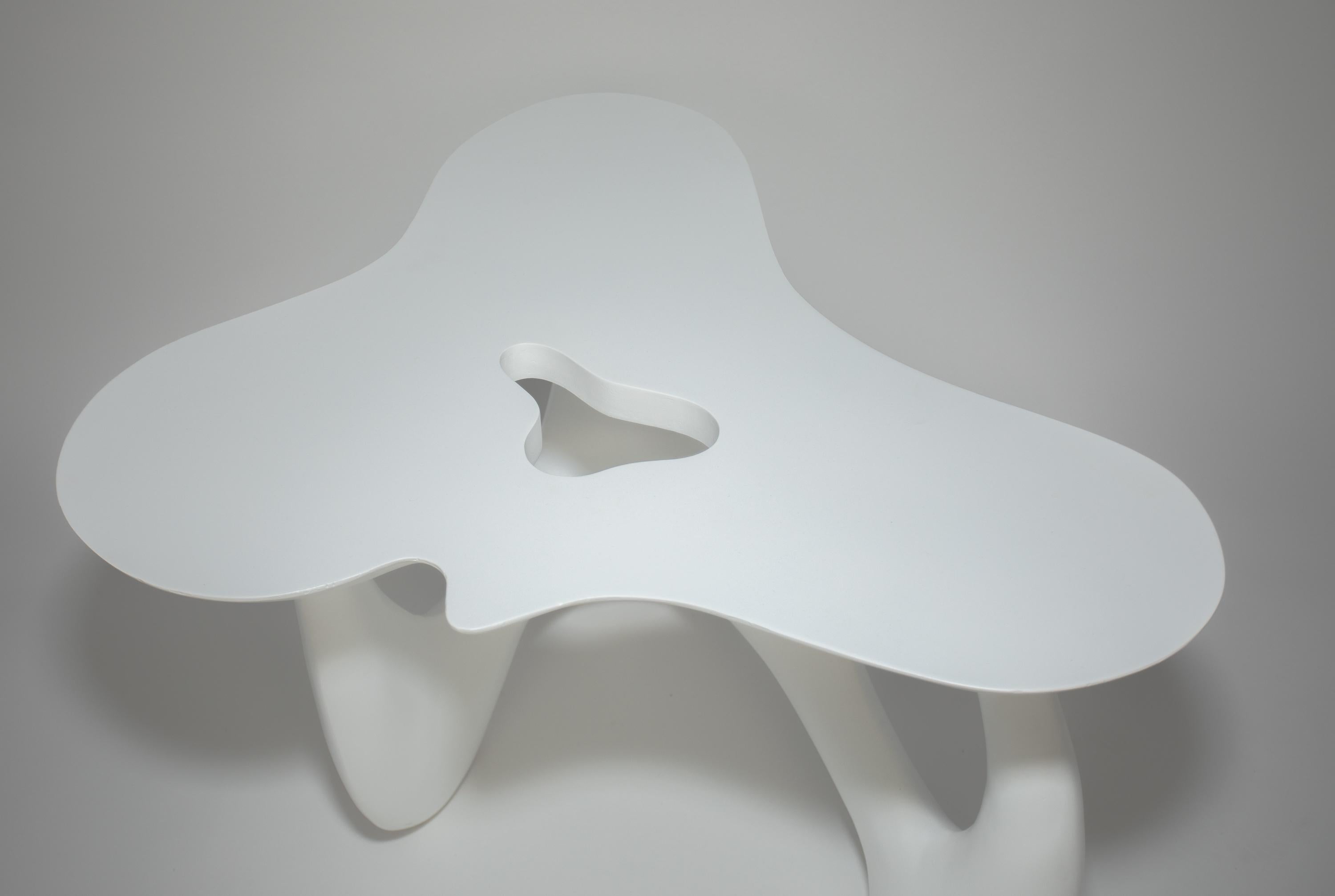 Table biomorphique laquée blanche en vente 1
