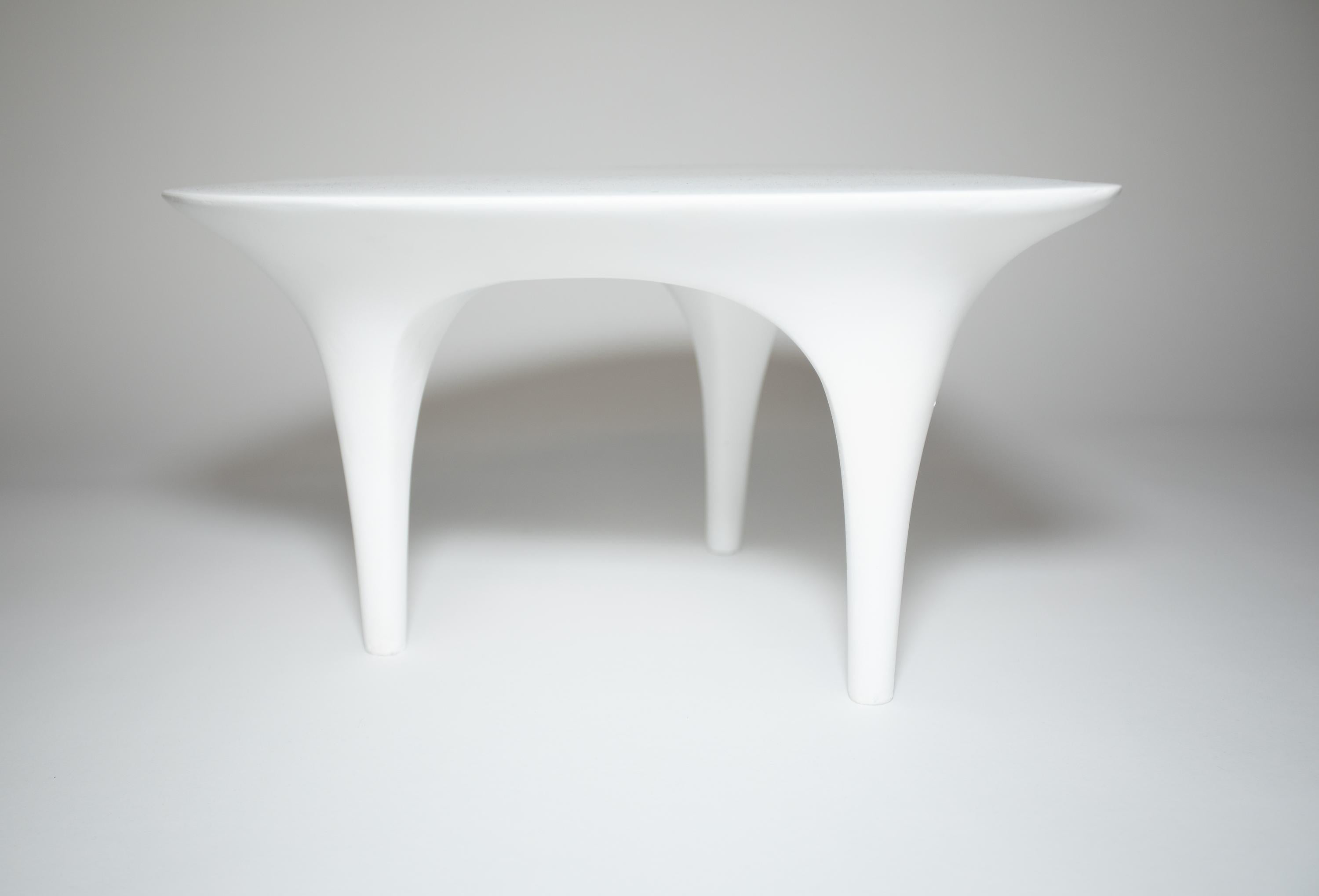 Table biomorphique laquée blanche en vente 3