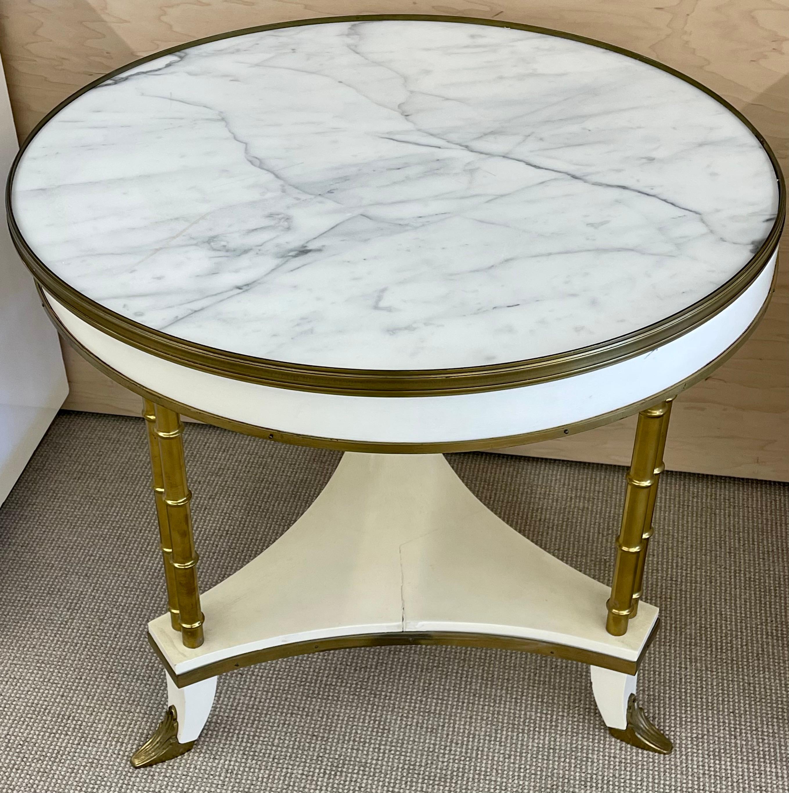 Weiß lackierter, messingbeschlagener Bouilliote-Tisch mit Marmorplatte im Stil von Maison Jansen (Hollywood Regency)