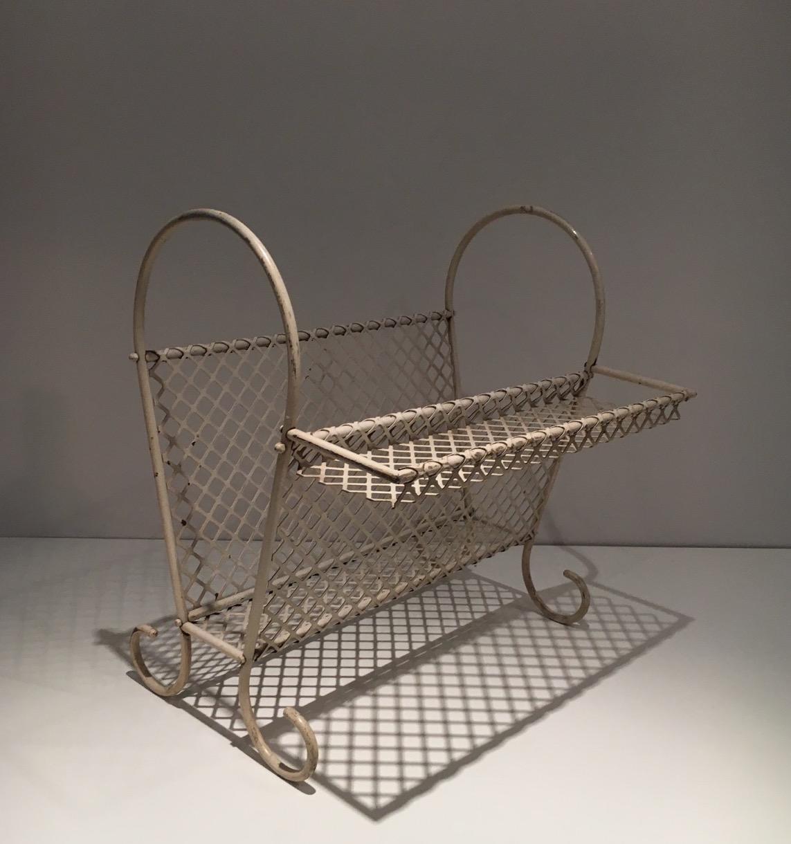 This magazine rack is made of white lacquered et perforated metal. This is a French work in the style of Mathieu Matégot. Circa 1950.