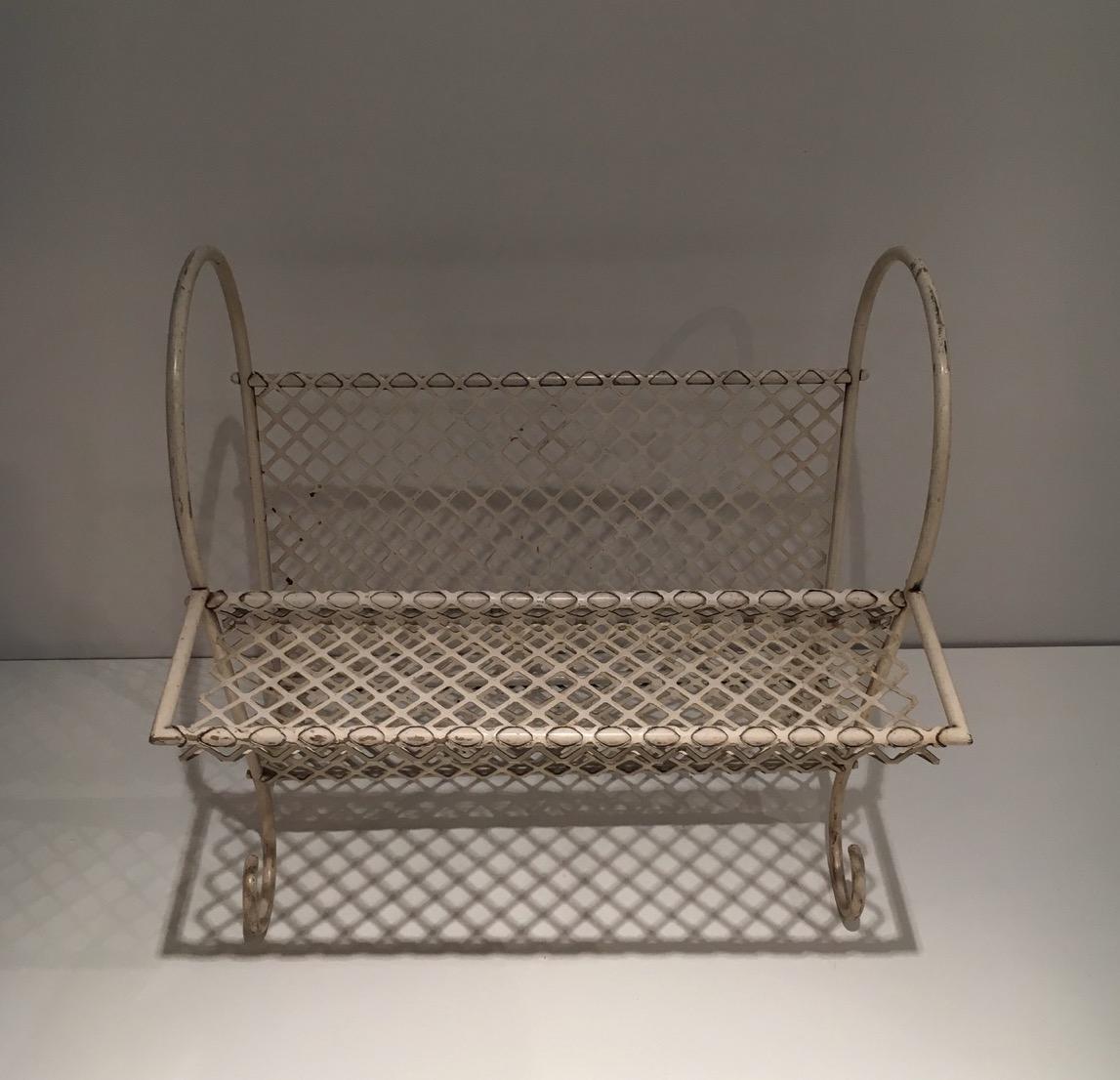 White Lacquered Et Perforated Magazine Rack, French Work in the Style of Mathieu In Good Condition For Sale In Marcq-en-Barœul, Hauts-de-France