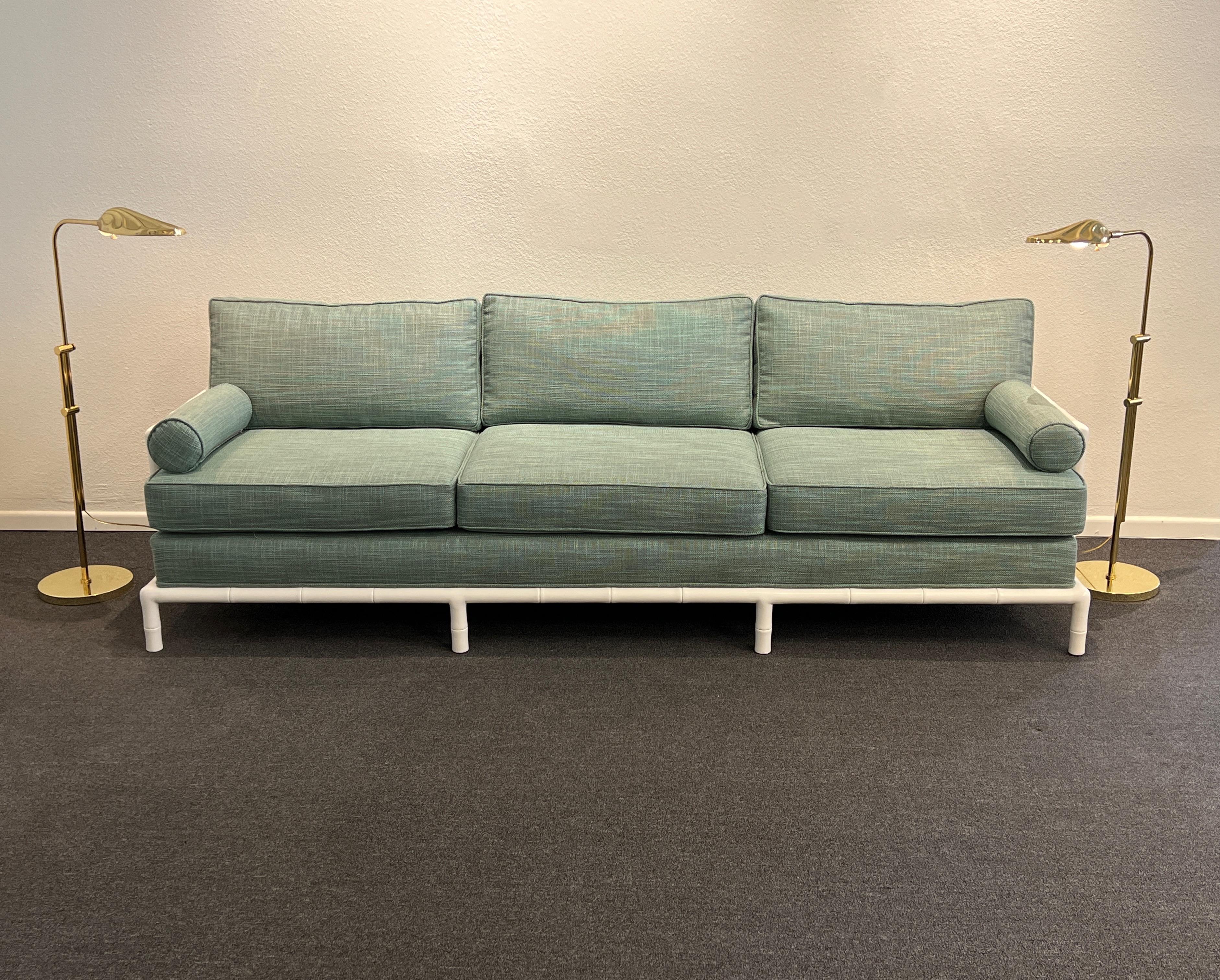 Weiß lackiertes Sofa aus Kunstbambus, Robsjohn Gibbings zugeschrieben im Angebot 4